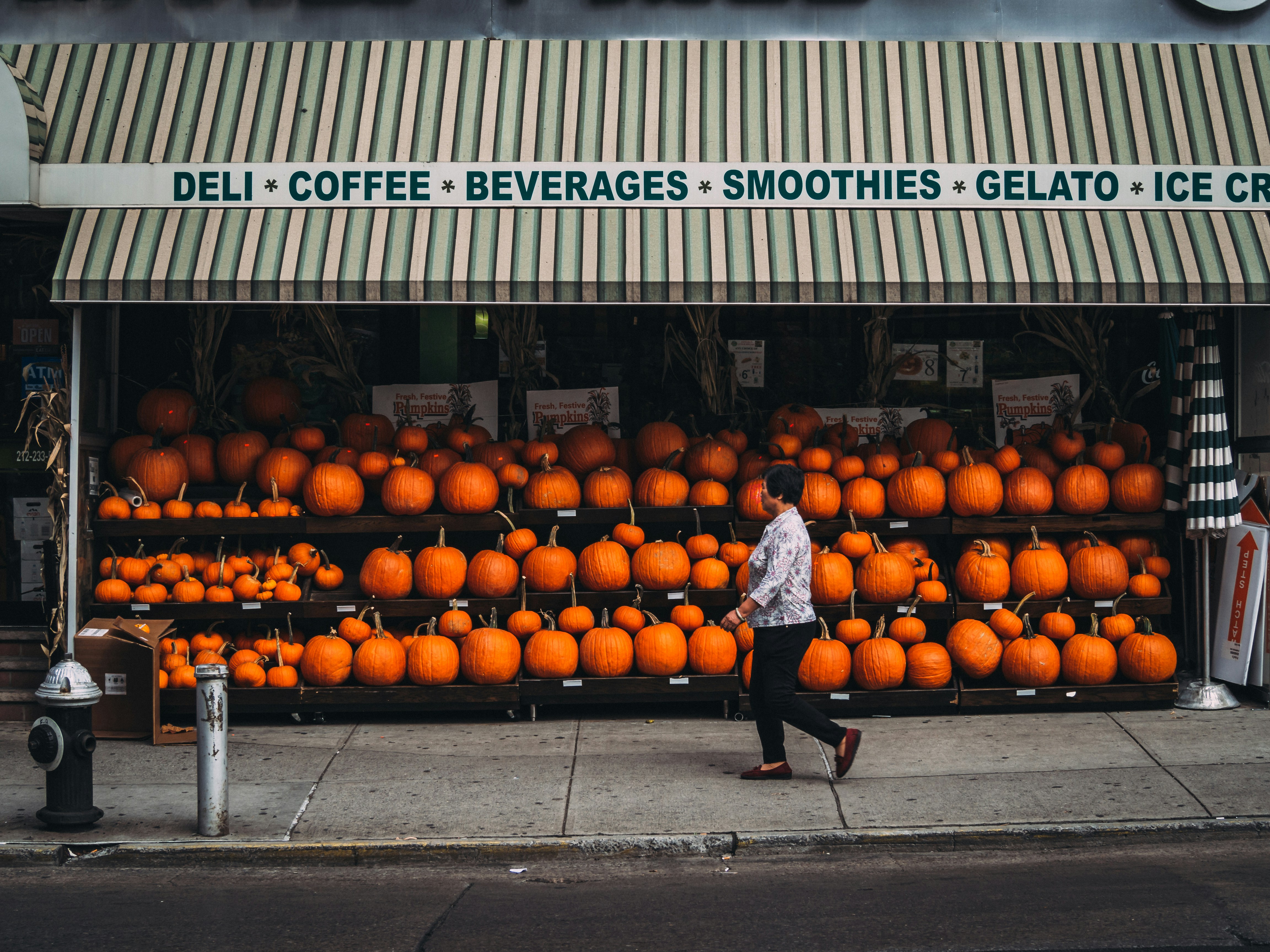 Trader Joe's, Starbucks y Más 'Explotan' la Oleada de la Especia de Calabaza -- Aquí Están Los Costos para Ti