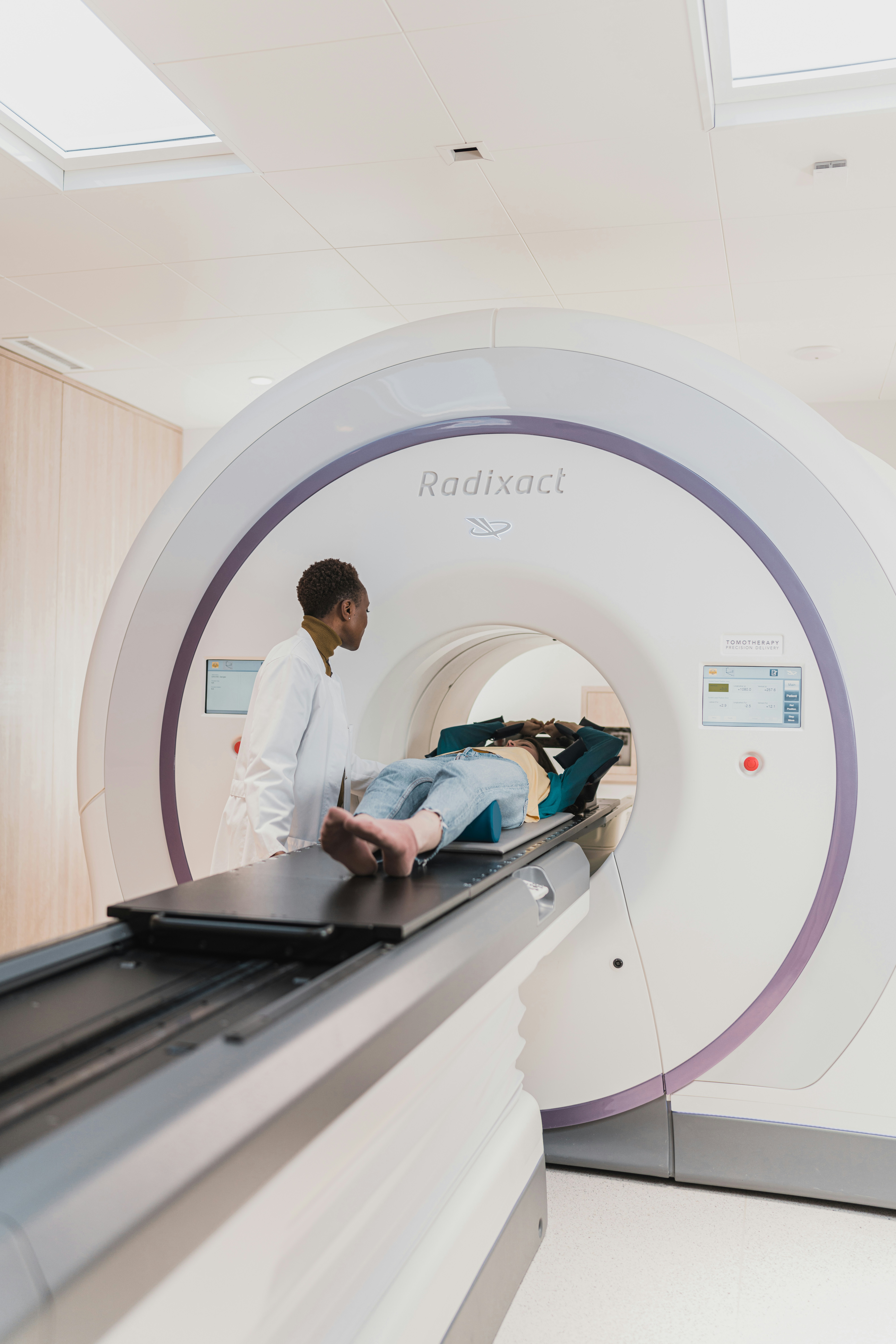 Desaprendizaje federado asíncrono con calibración de invarianza para imágenes médicas