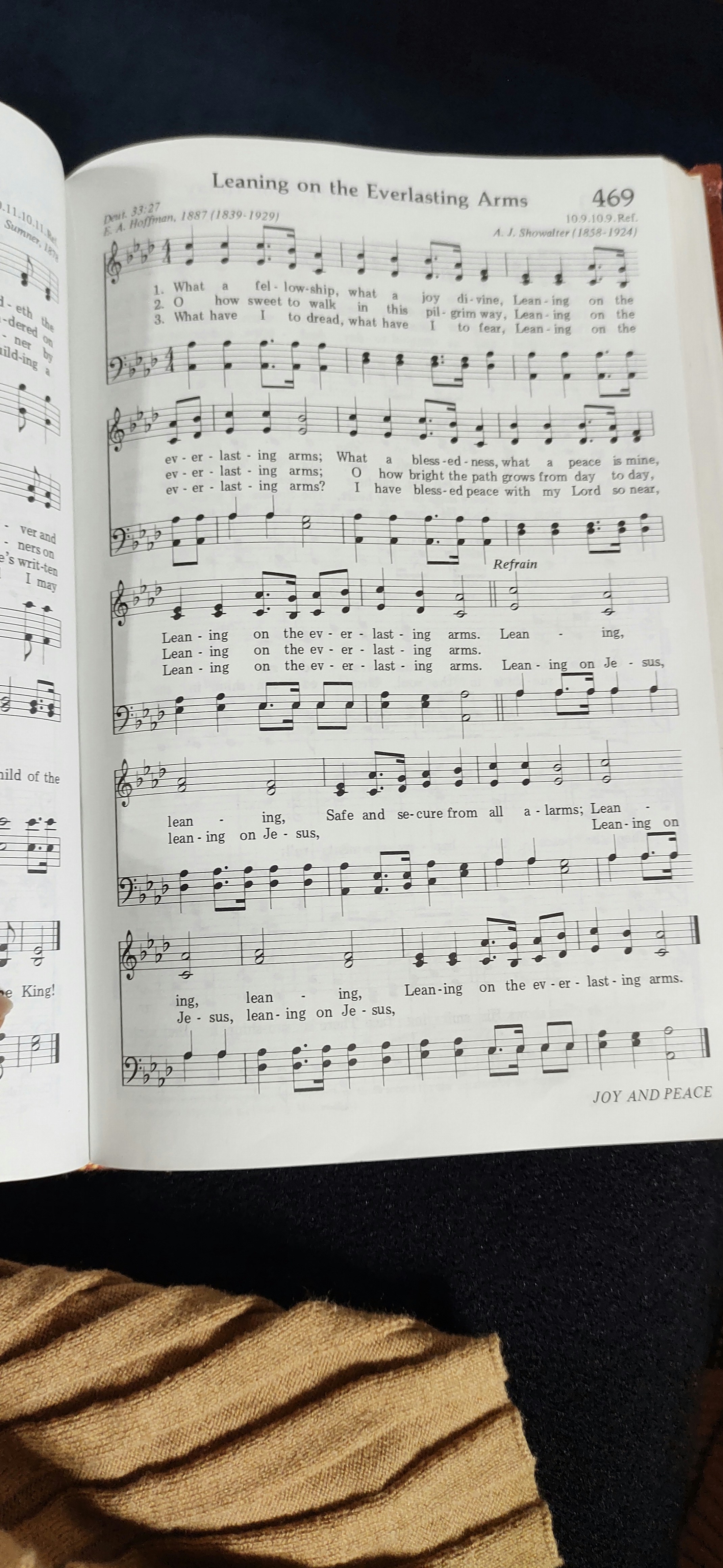 Canciones de Guerra Polifónicas: Los Himnos de Greenwich Village

(Nota: esta traducción es un poco más literaria y poética para preservar el espíritu original del título en inglés.)