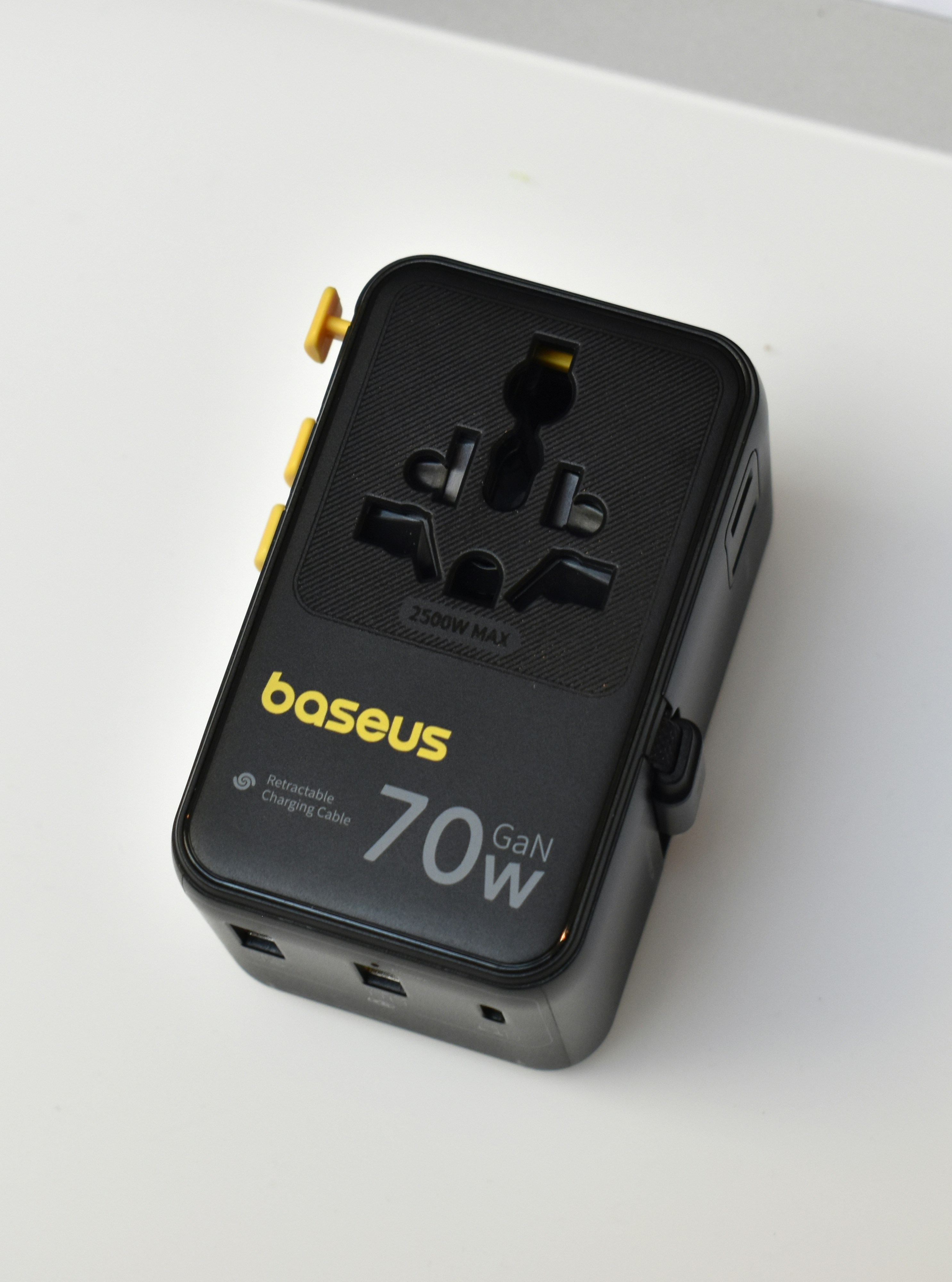 Cargador compacto de 100W alcanza su precio más bajo: $33
