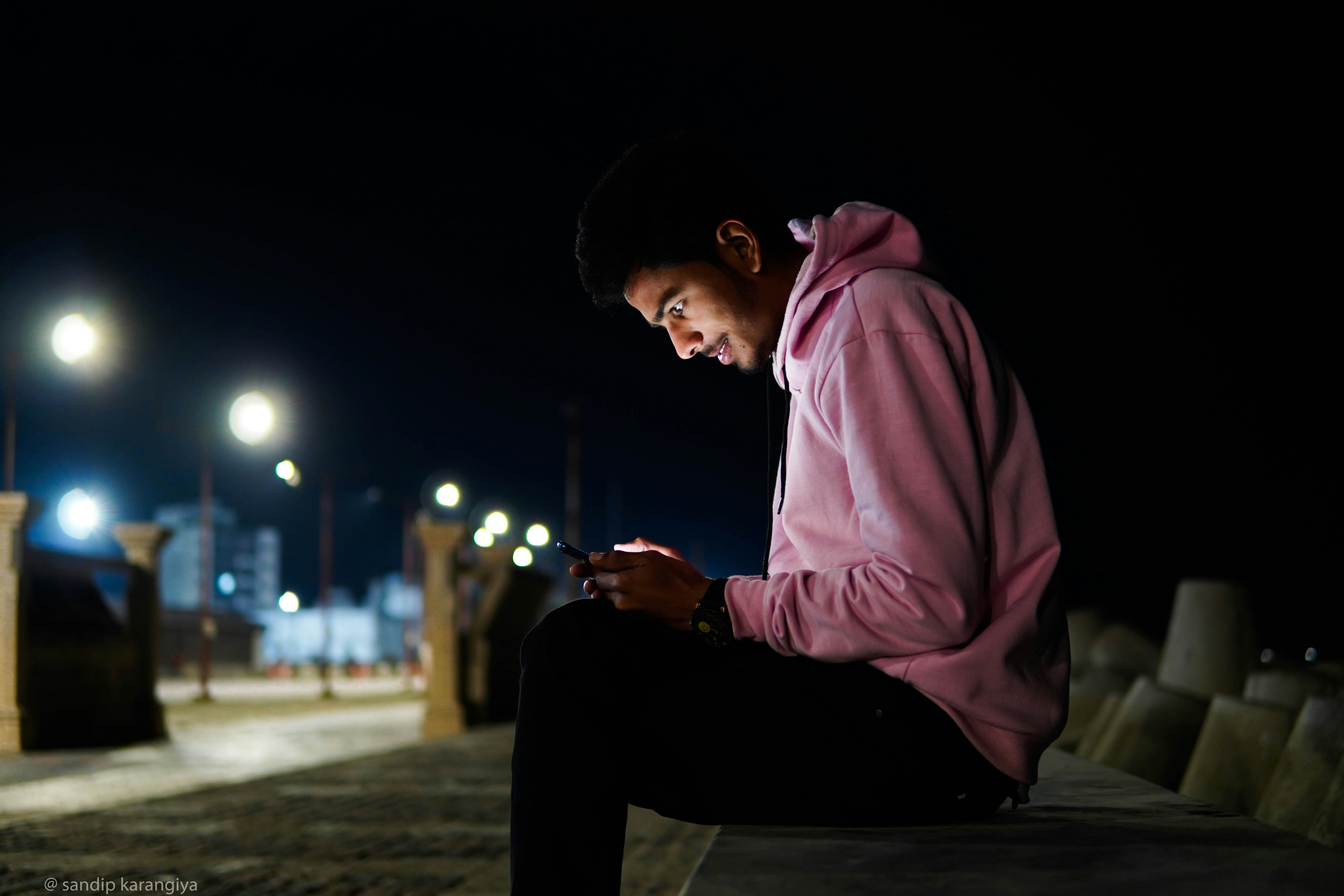 Después de demandas por muerte de adolescentes, Character.AI restringirá los chats para usuarios menores de 18 años