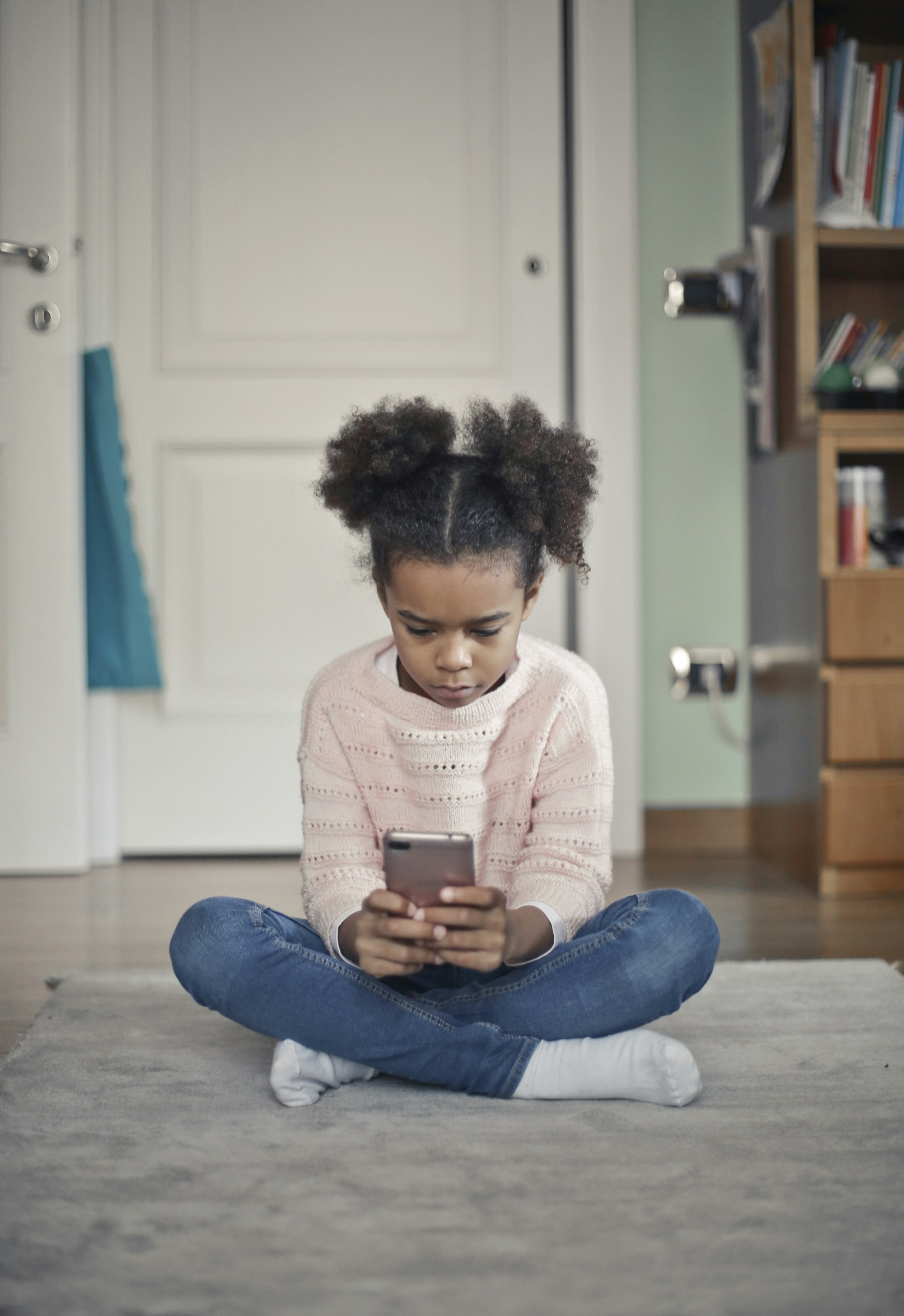 Científicos refutan que los teléfonos reprogramen el cerebro infantil
