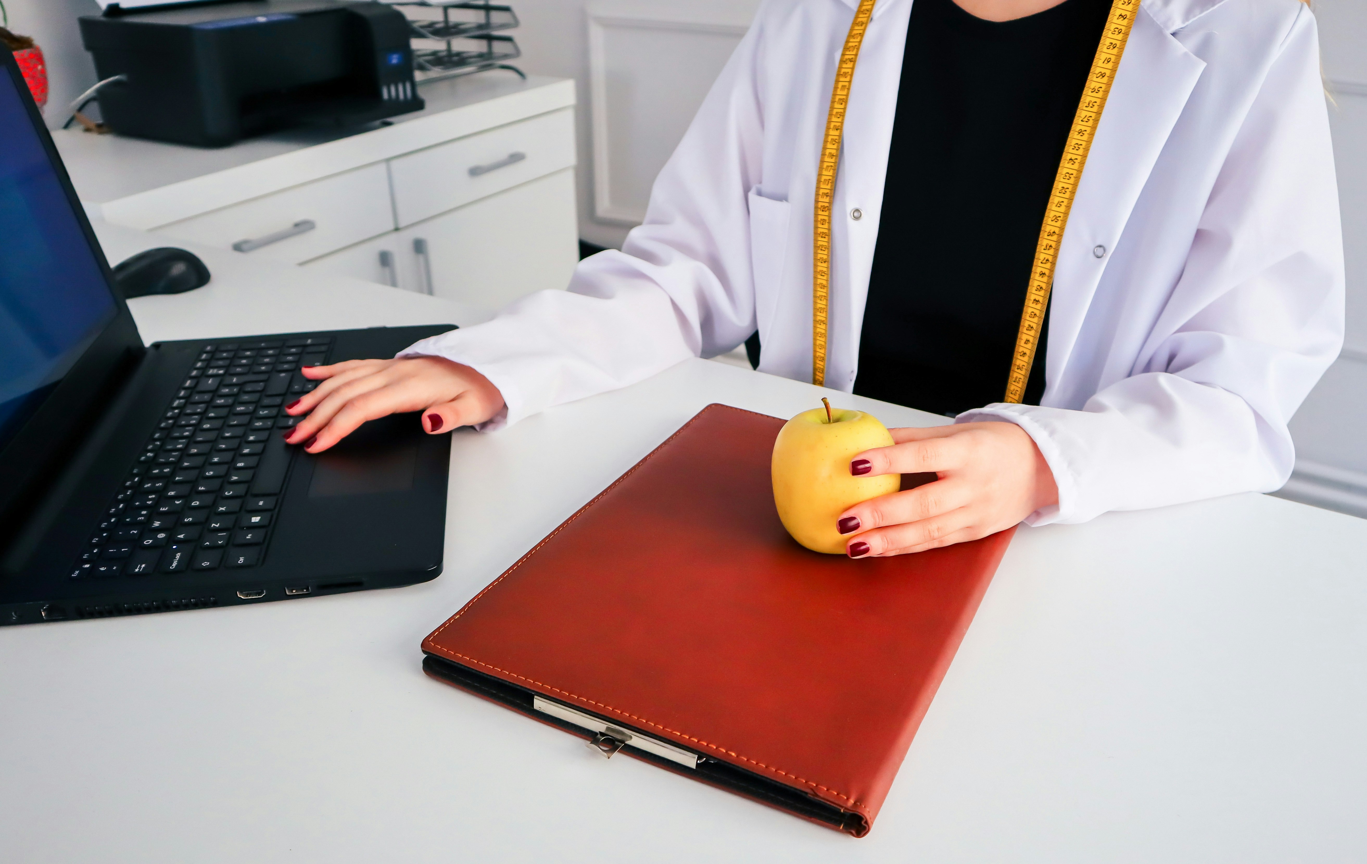 Clasificando las buenas manzanas: un método para diagnosticar y mejorar la abstracción causal