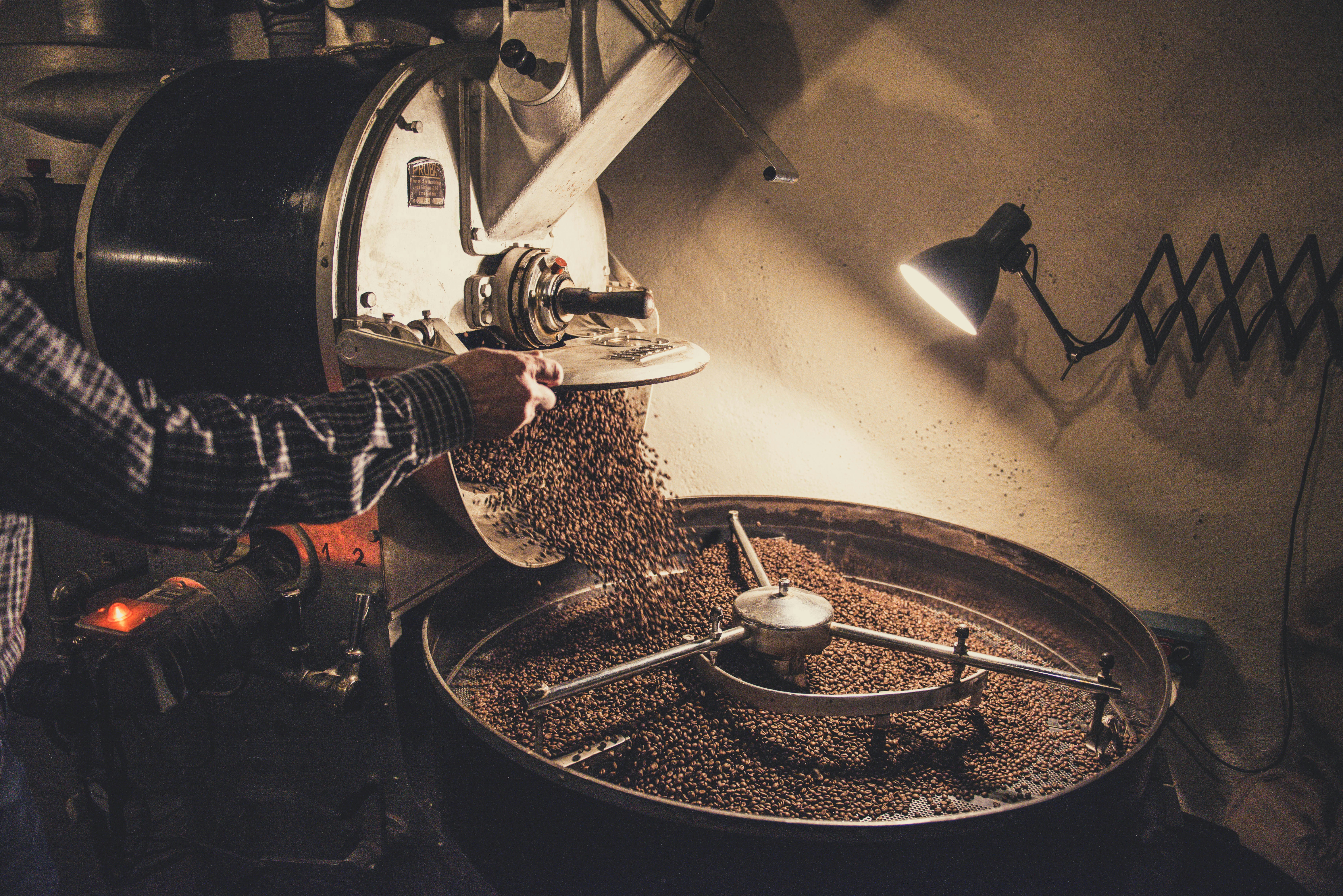 CoffeeBench: Benchmark para Agentes LLM de Largo Plazo en Economías Multiagente