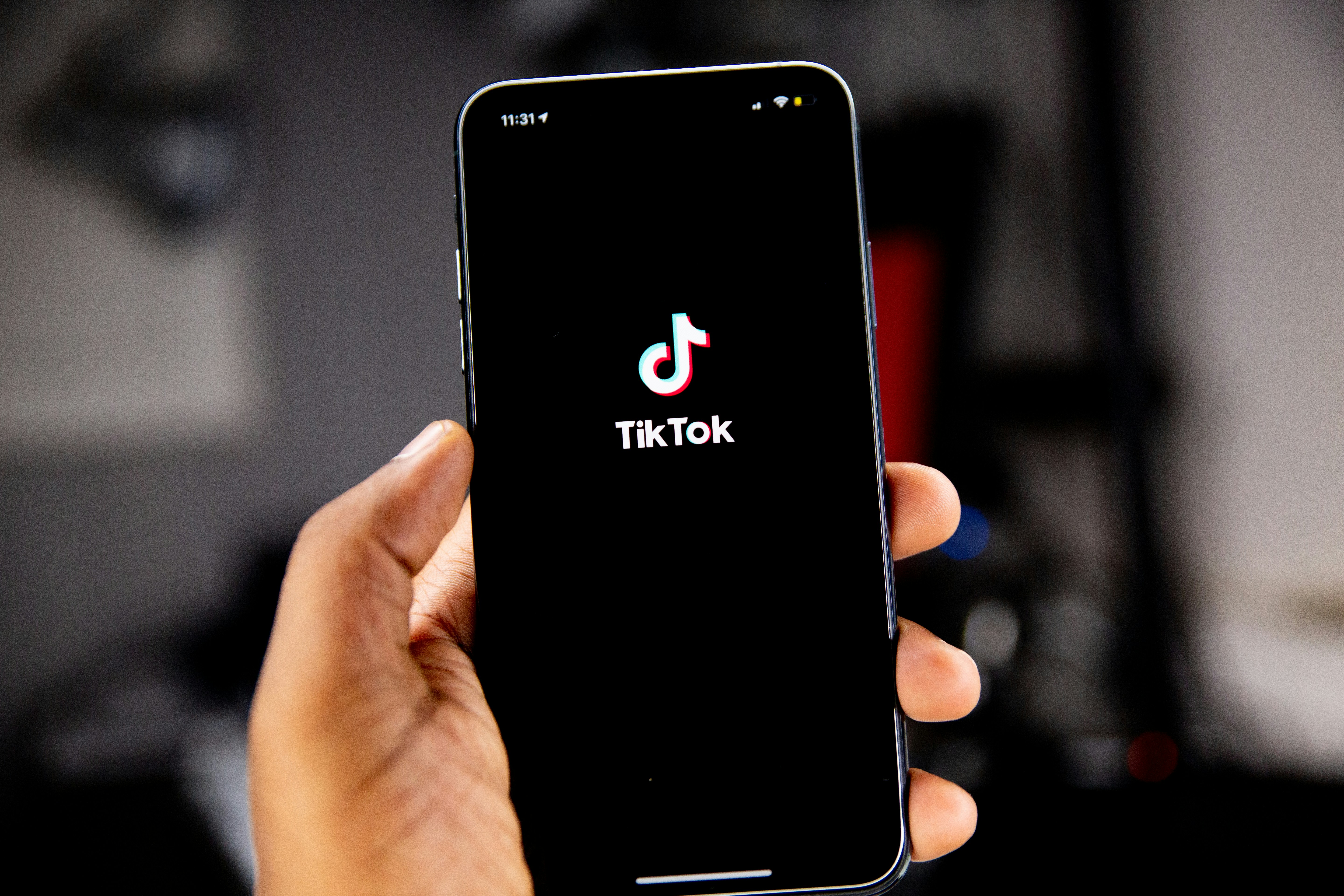 Cómo hacer videos de IA virales en TikTok 2026: El agente autónomo