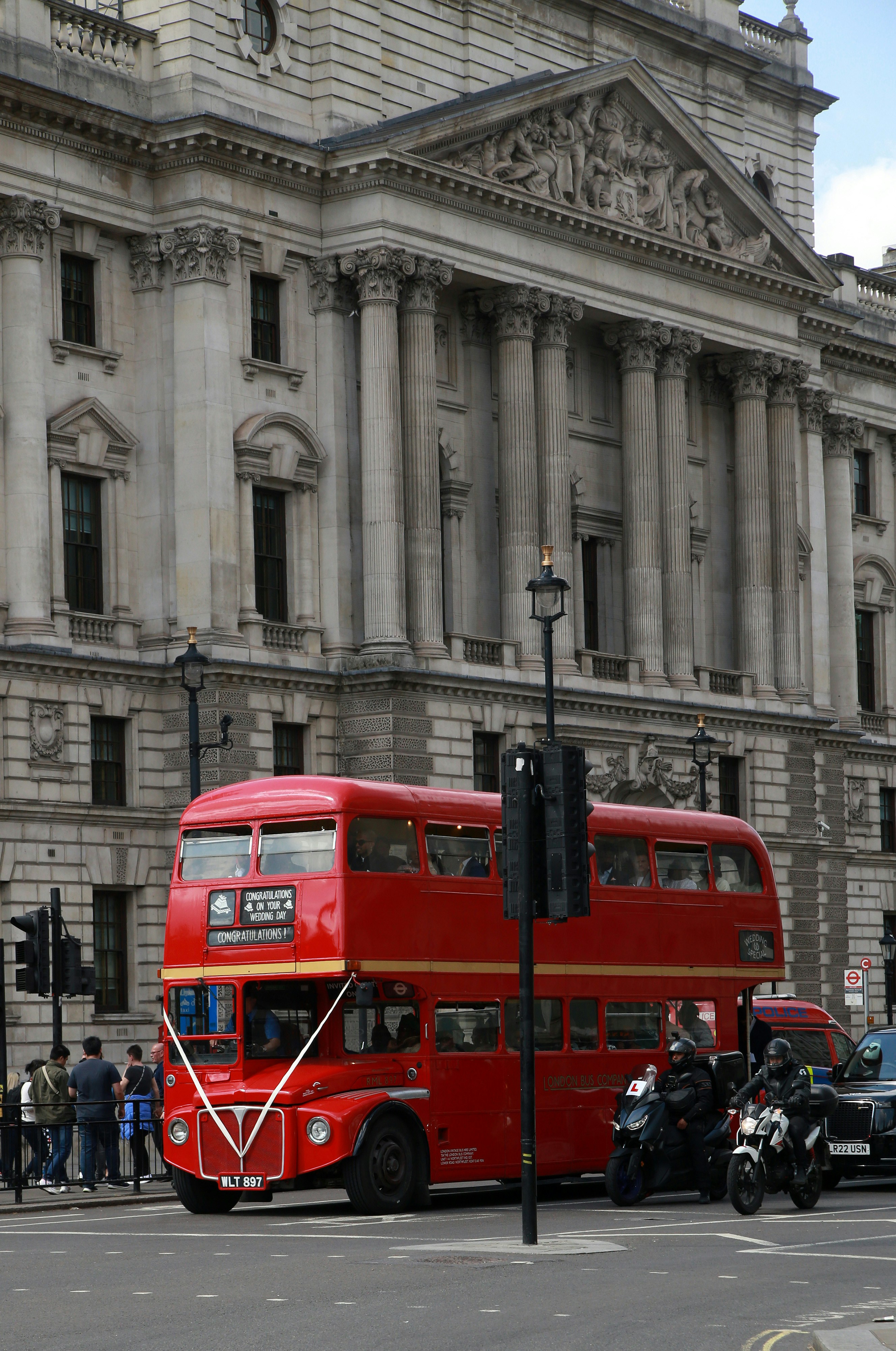 Páginas obsoletas del gobierno del Reino Unido están alimentando a la IA con datos antiguos y los británicos se lo están creyendo