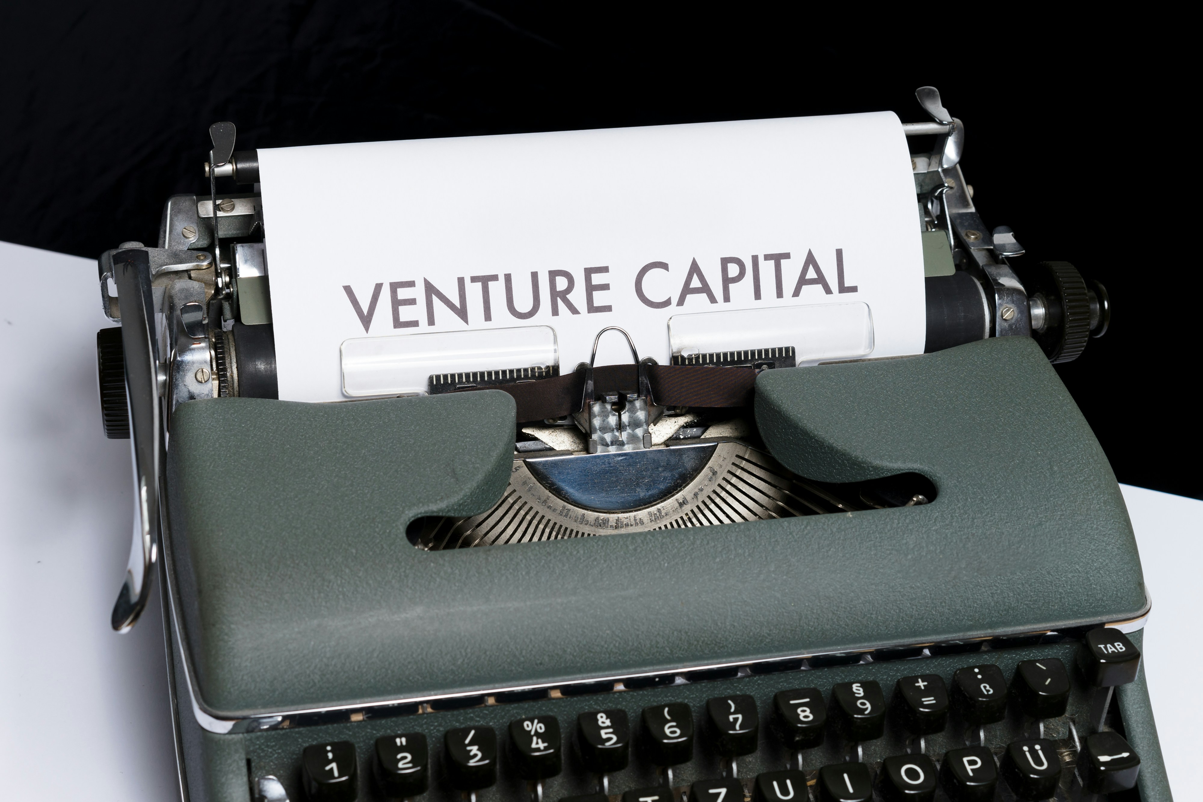 Cómo Justin Ernest invirtió casi $400M en startups sin un fondo VC tradicional
