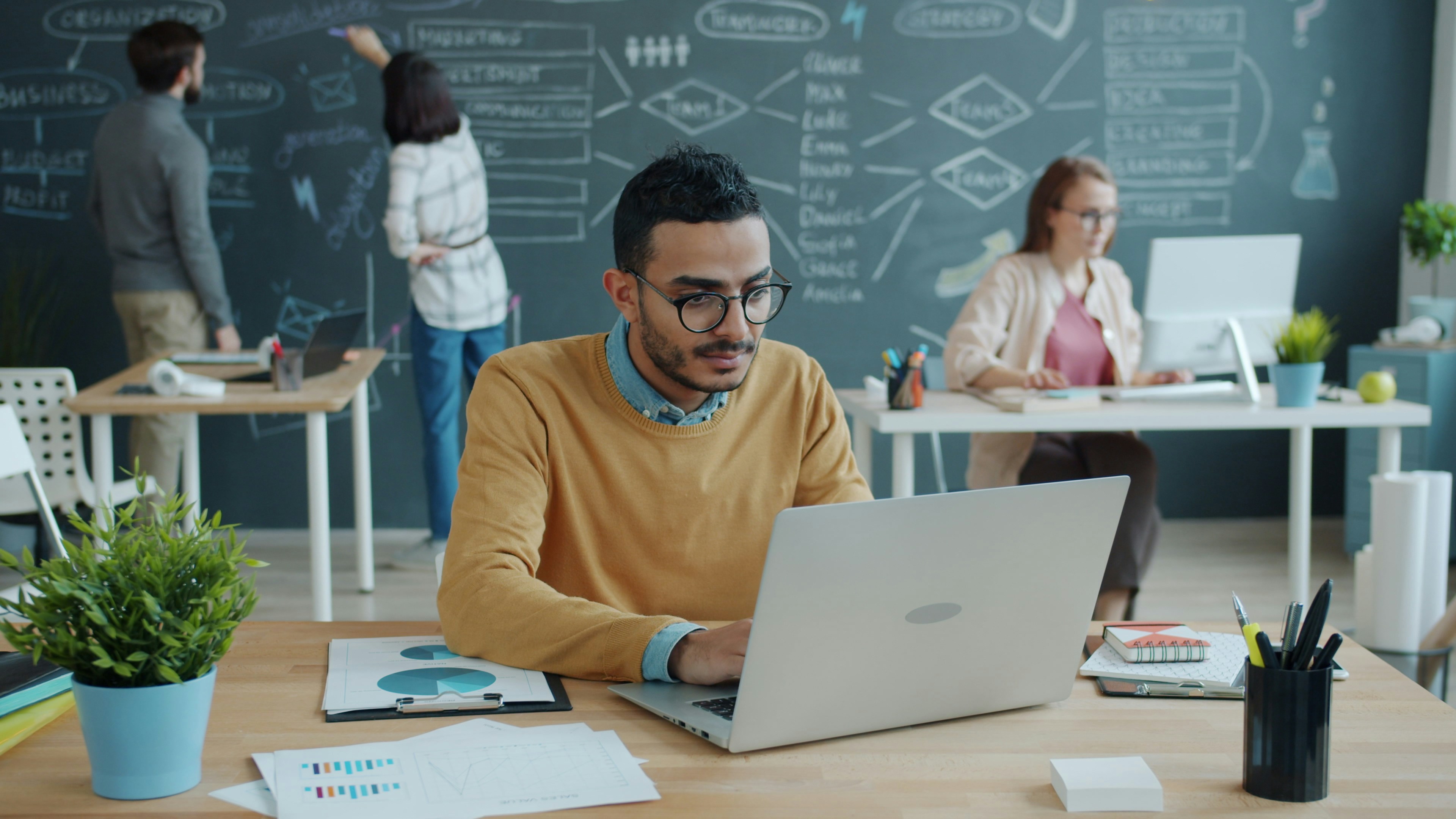 ¿Cómo puede un empleado de IA para negocios ayudar a mi negocio?