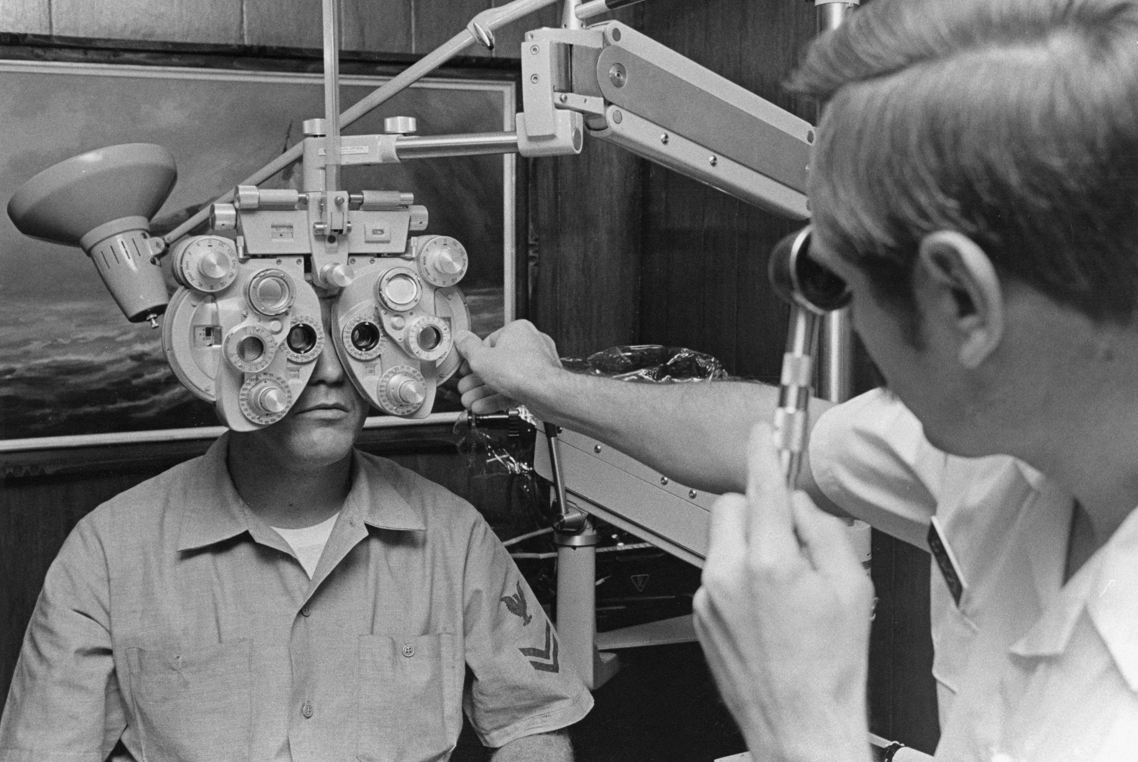 Repensando los modelos base de visión electro-óptica para la recuperación de teledetección: una comparación controlada con VFM generalista