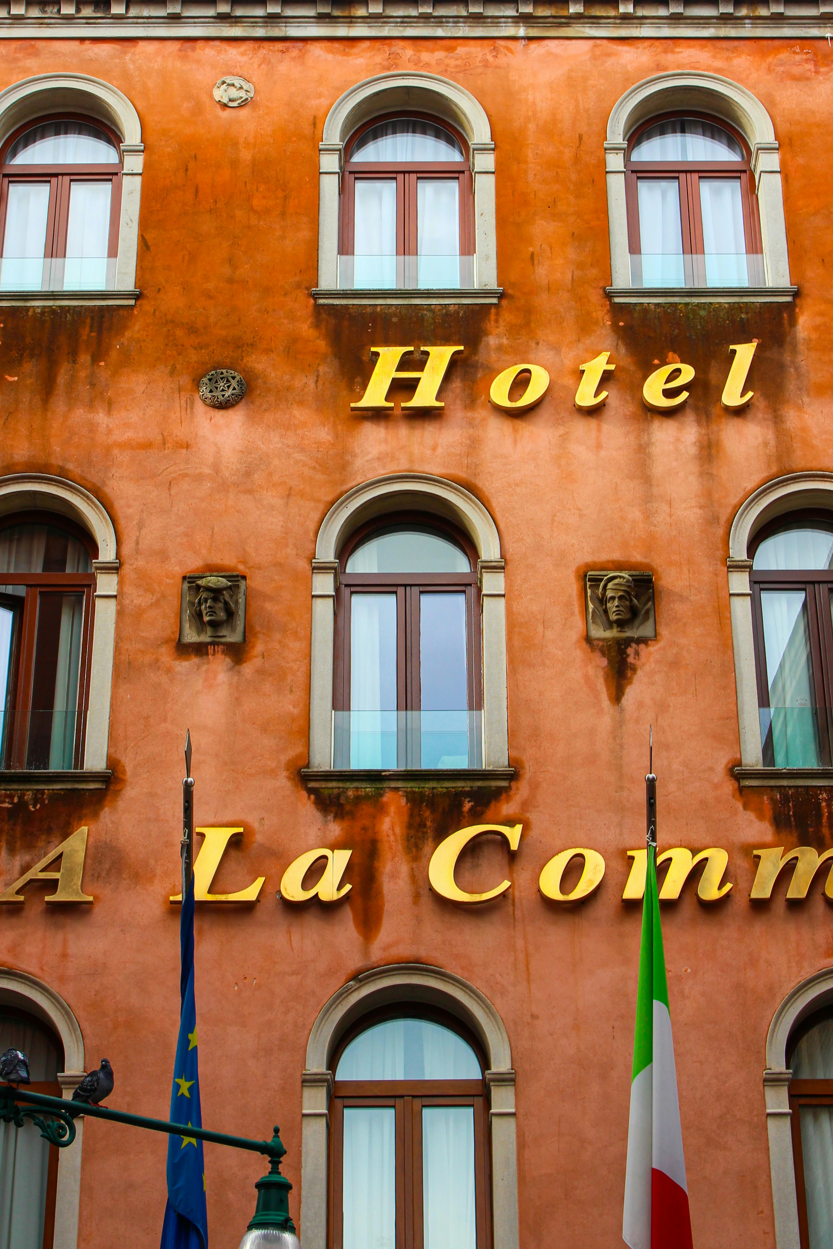 Comparación de proveedores de IA para automatizar tareas repetitivas en el sector hotelero italiano