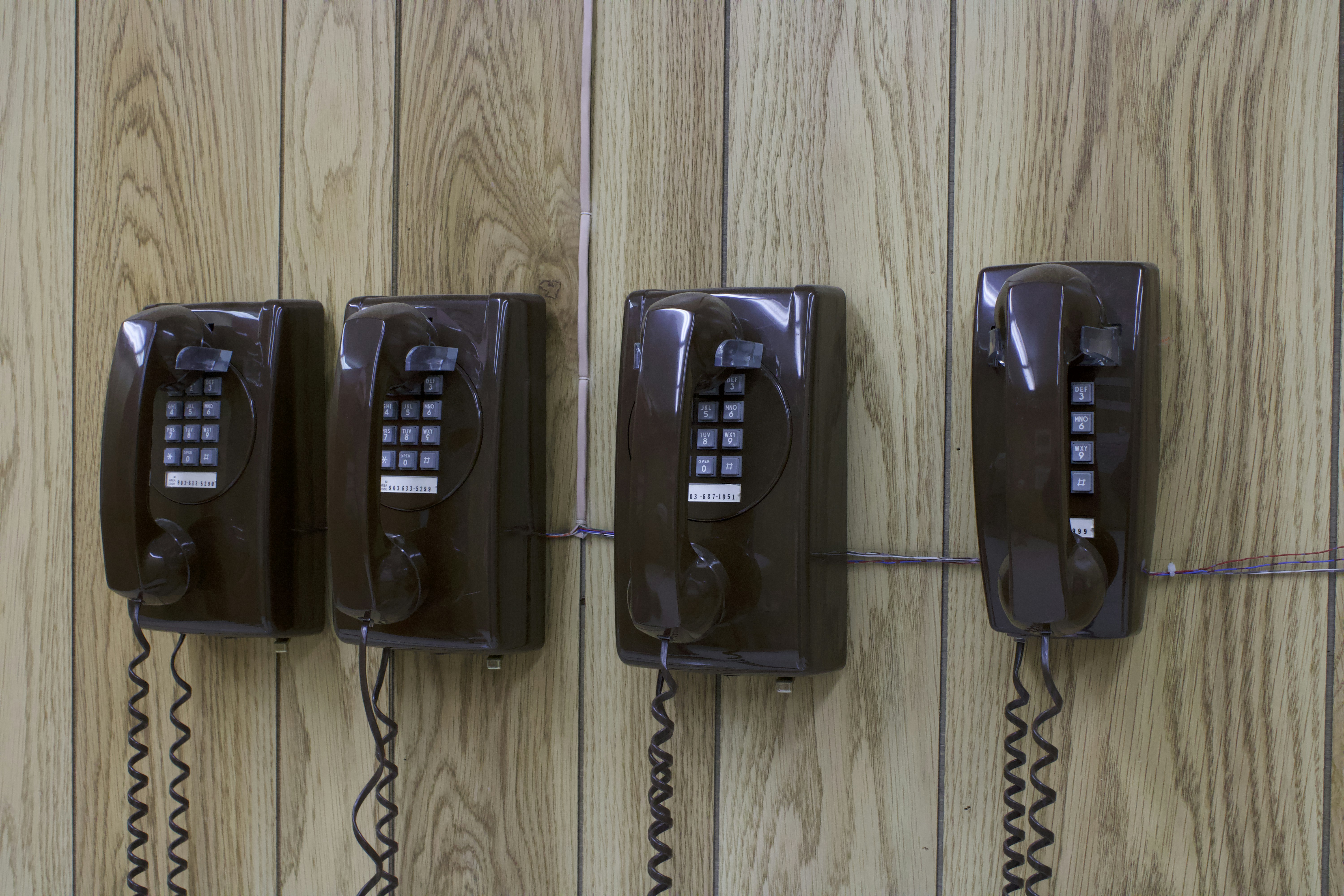 Comparación: Tablero de conmutación automático para atención telefónica vs Servicios tradicionales de contestación telefónica