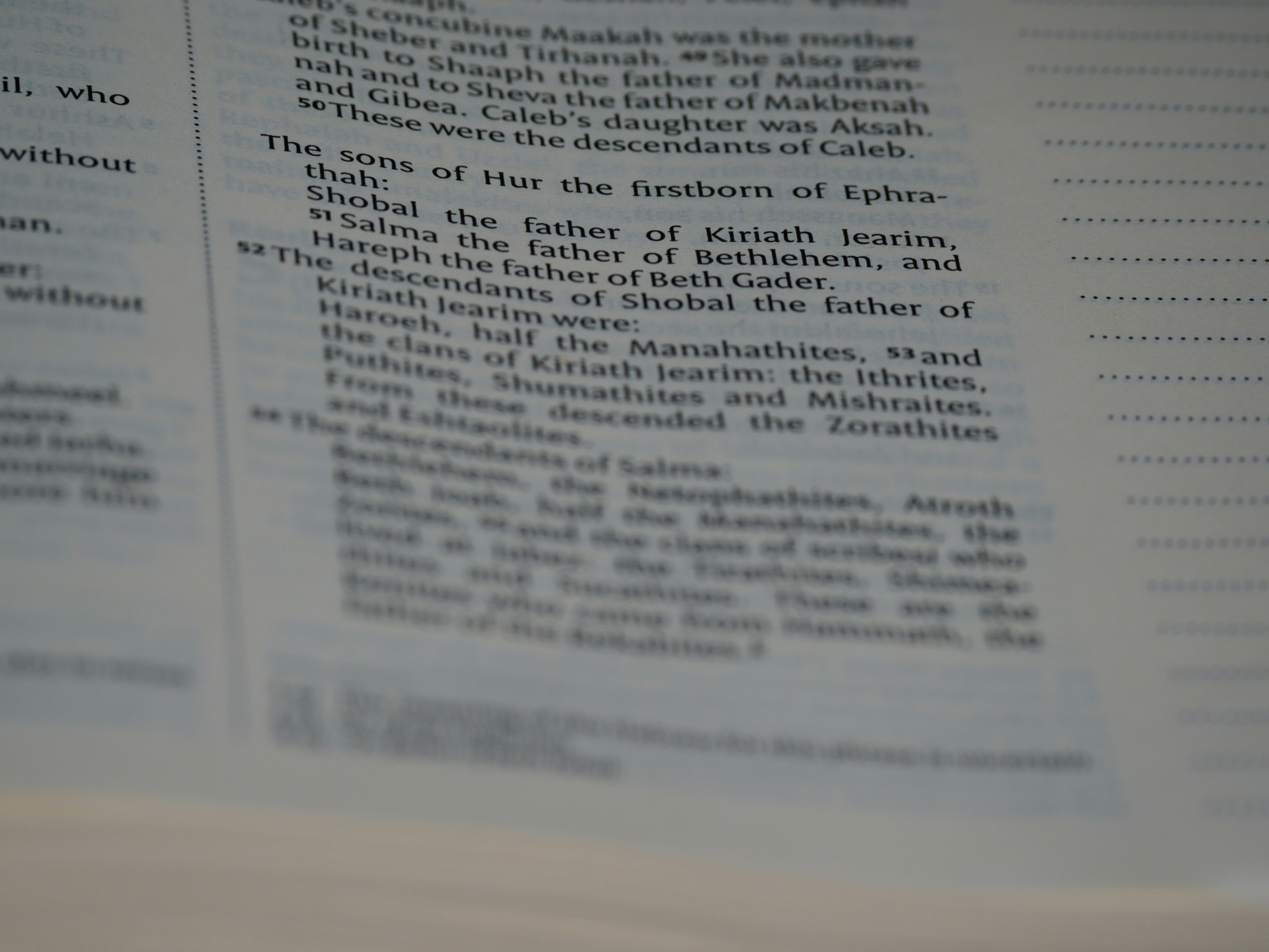 ESG-Bench: Evaluación comparativa de informes de ESG de largo contexto para mitigación de alucinaciones