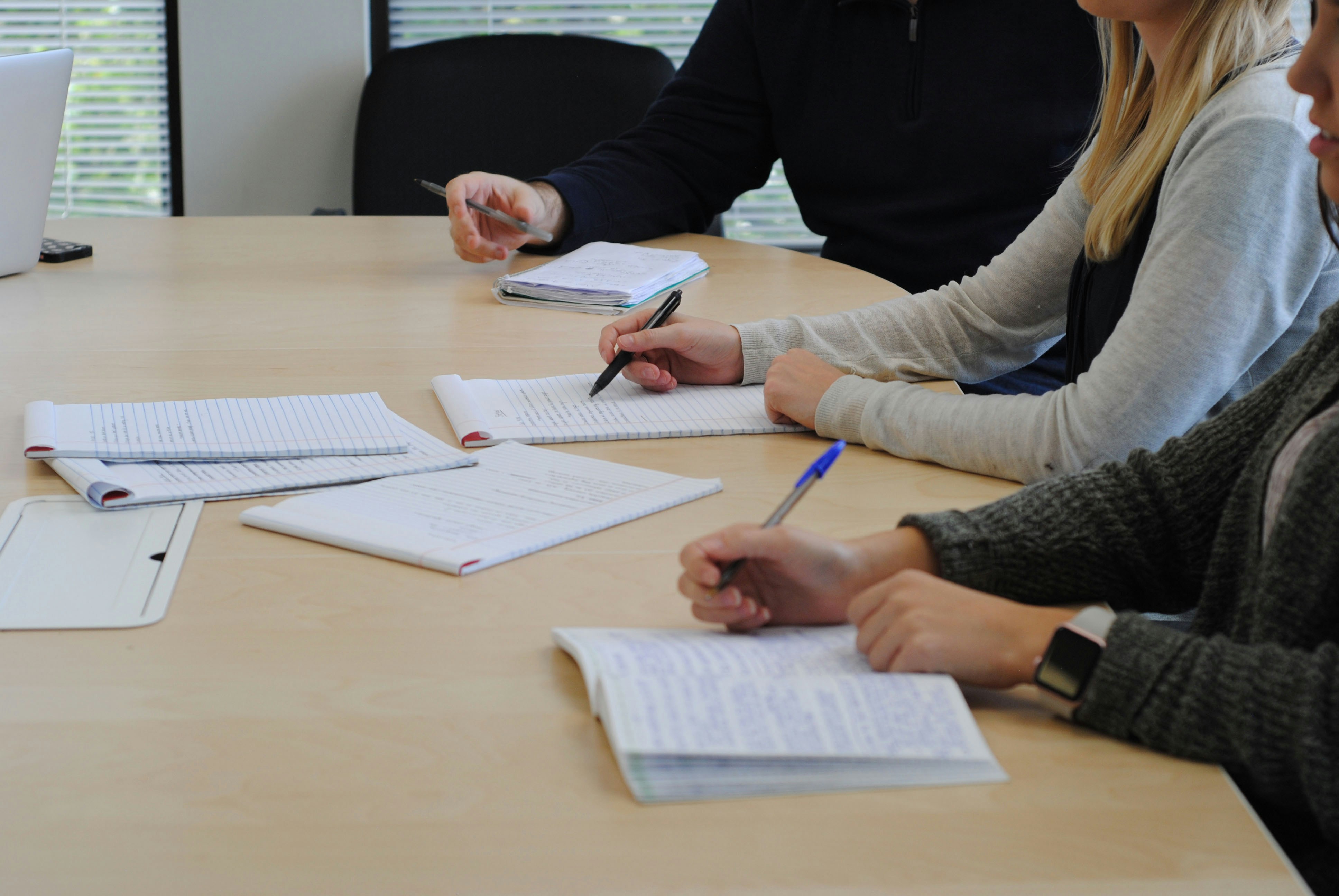Comparativa de retroalimentación en escritura técnica: LLMs vs SLMs vs humanos