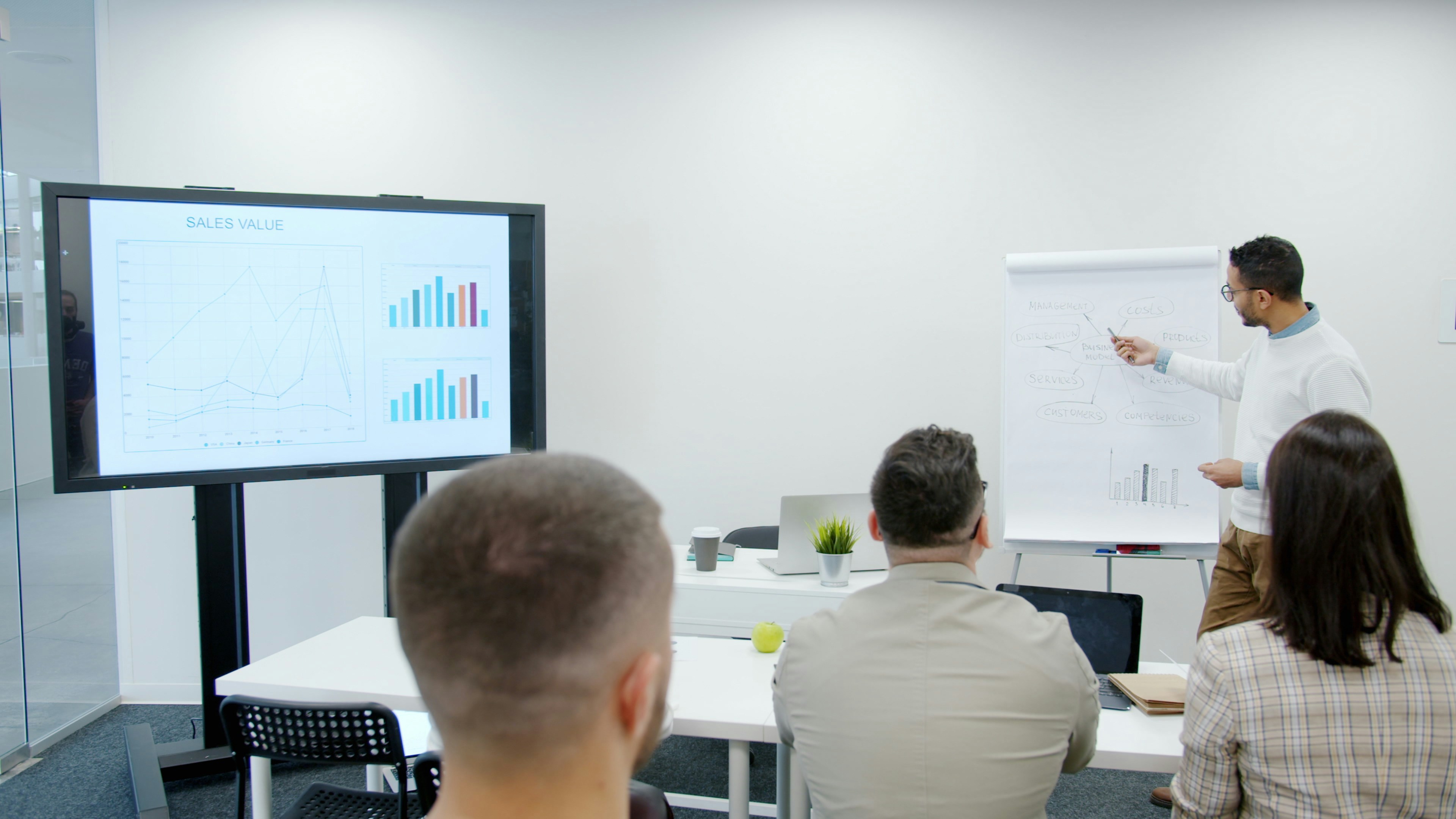 Desarrollo de un programa de gestión personalizado: Una análisis comparativo
