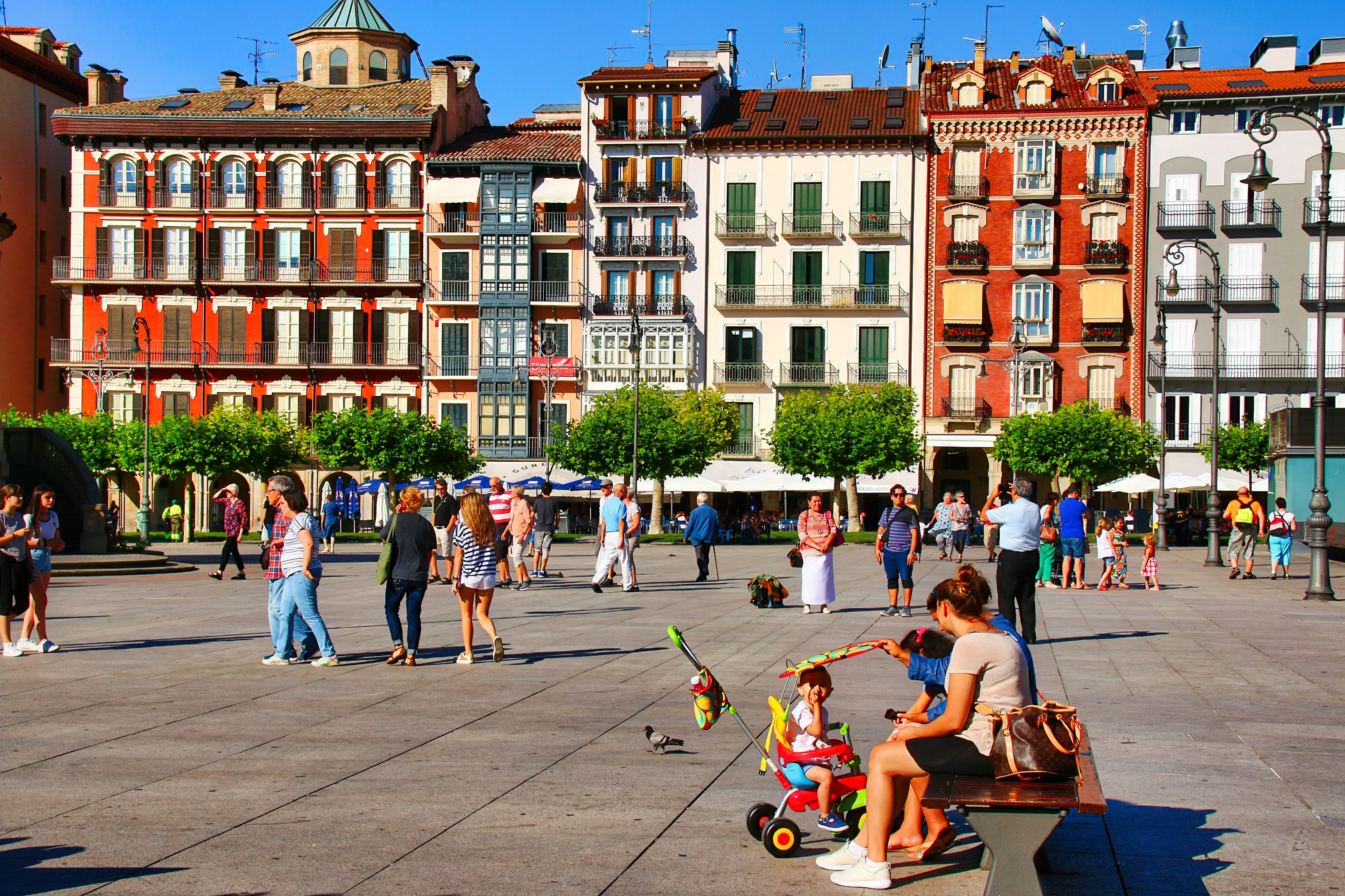 Comparación: aplicaciones personalizadas vs software tradicional para el turismo en español