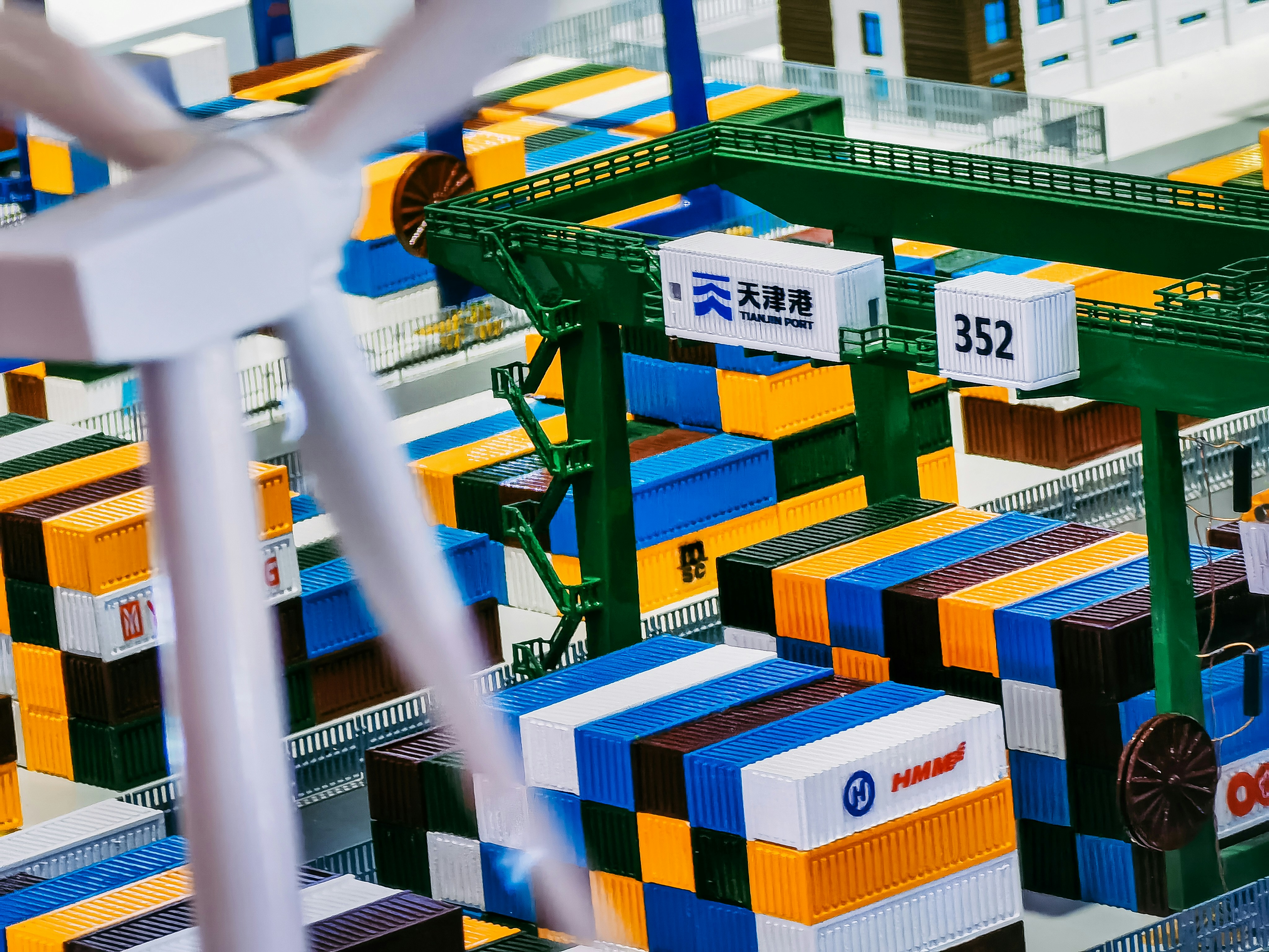 Comparación de costos: Automatización sin código con IA en el sector logístico 2025