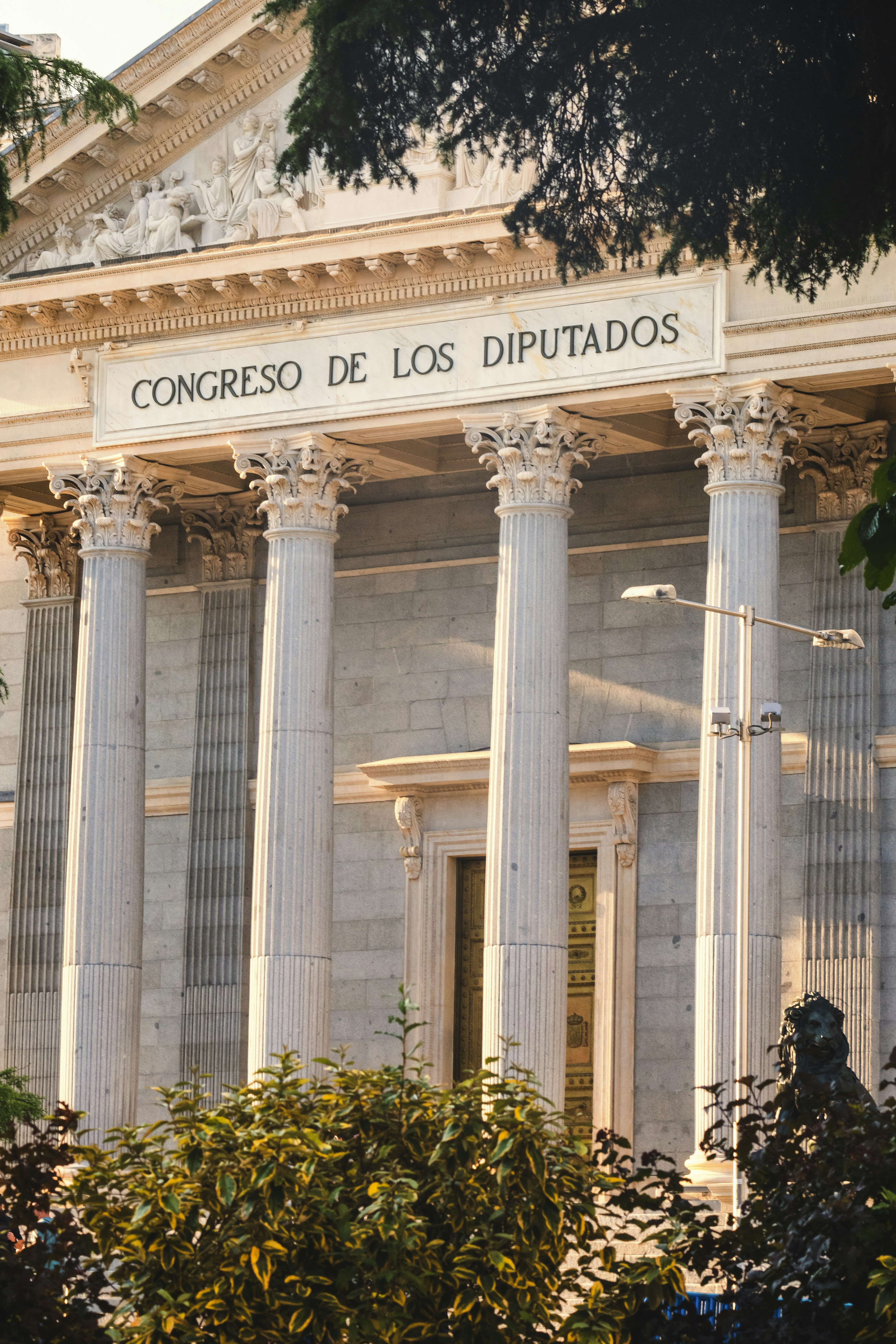 Comprensión y mitigación de la herencia de sesgos en la aumentación de datos basada en LLM en tareas posteriores
