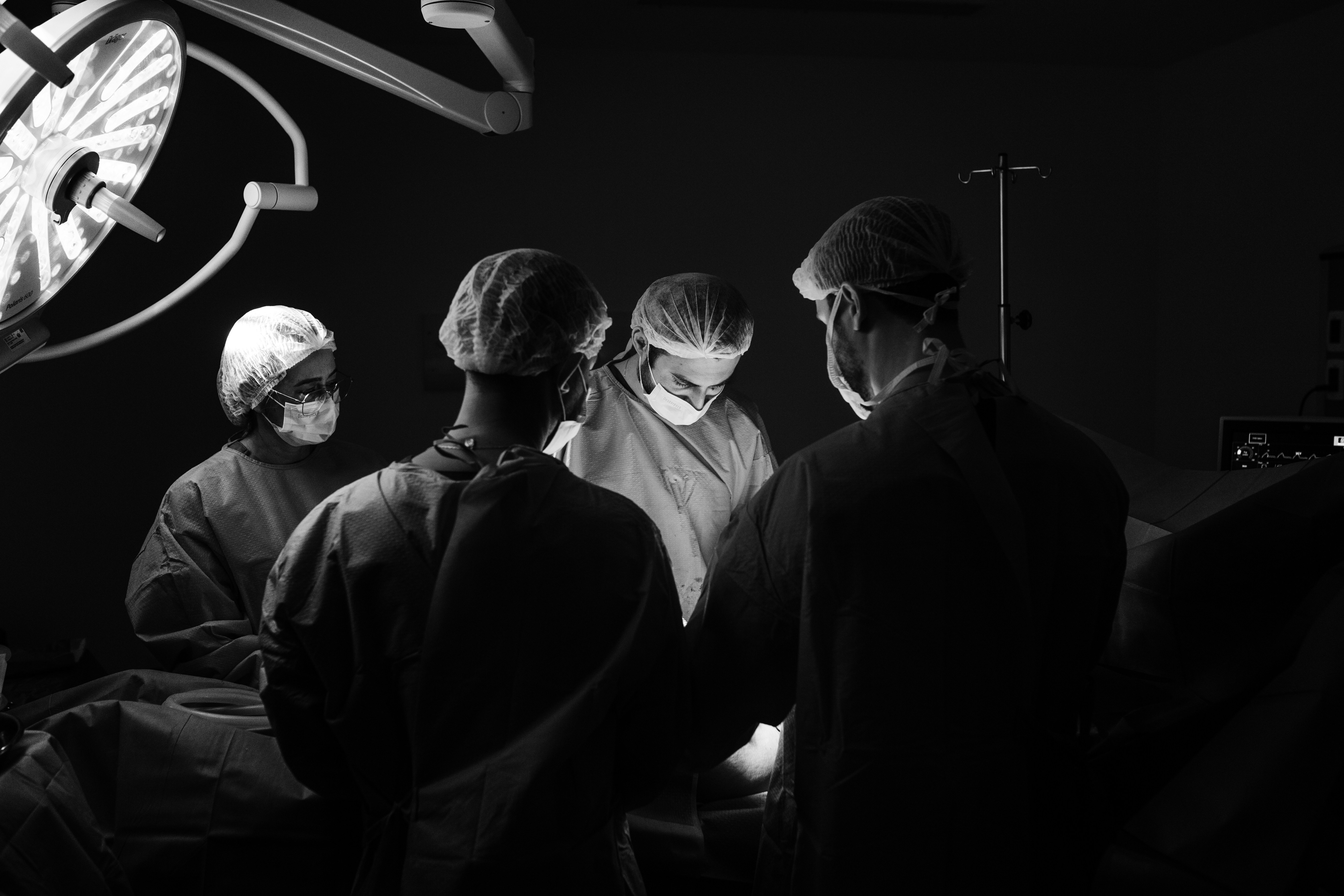 Hacia una comprensión unificada de la escena quirúrgica: Uniendo razonamiento y fundamentación mediante MLLMs
