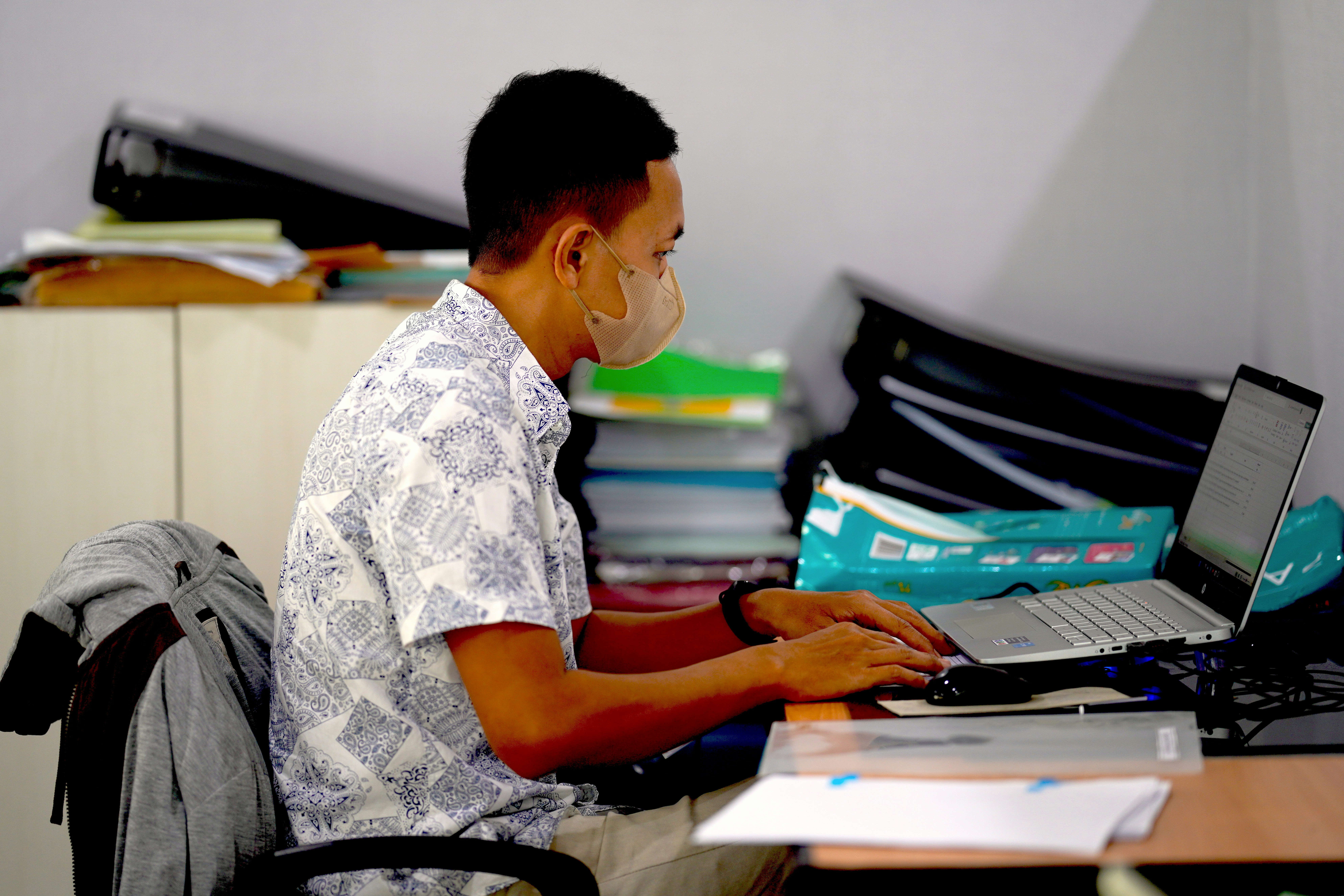 Falsos trabajadores de TI alquilaron laptops a estafadores norcoreanos y recibieron condena de prisión.