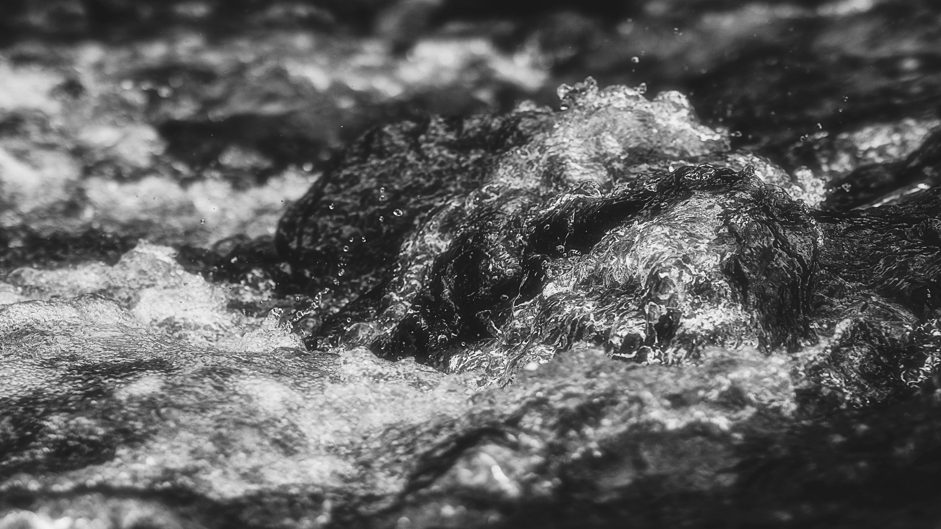 Relación entre la conductividad térmica de la red y la total: un descriptor de cristal electrónico-vidrio de fonones para el diseño termoeléctrico basado en datos