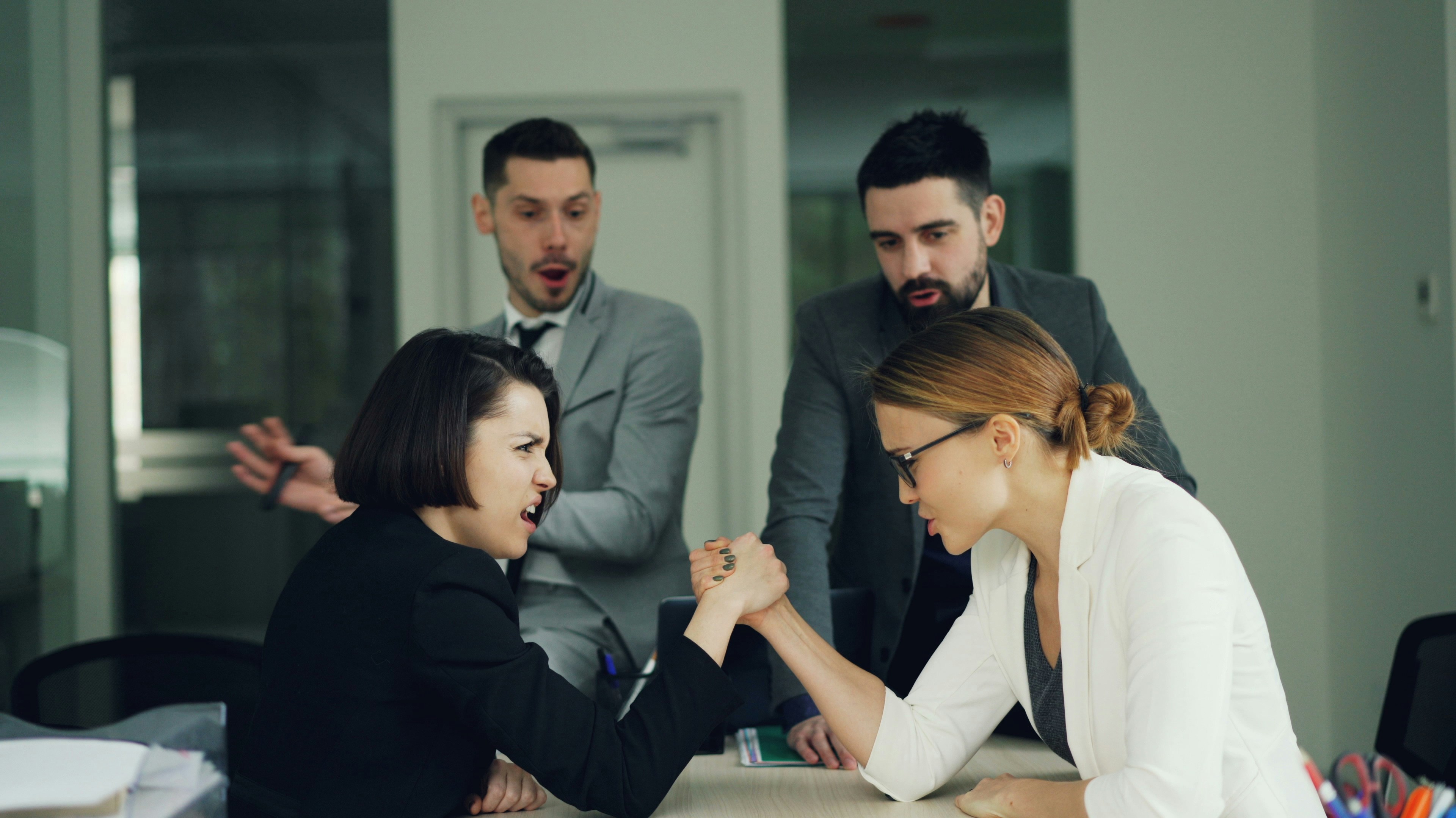 Conflictos más comunes en el trabajo y estrategias para resolverlos
