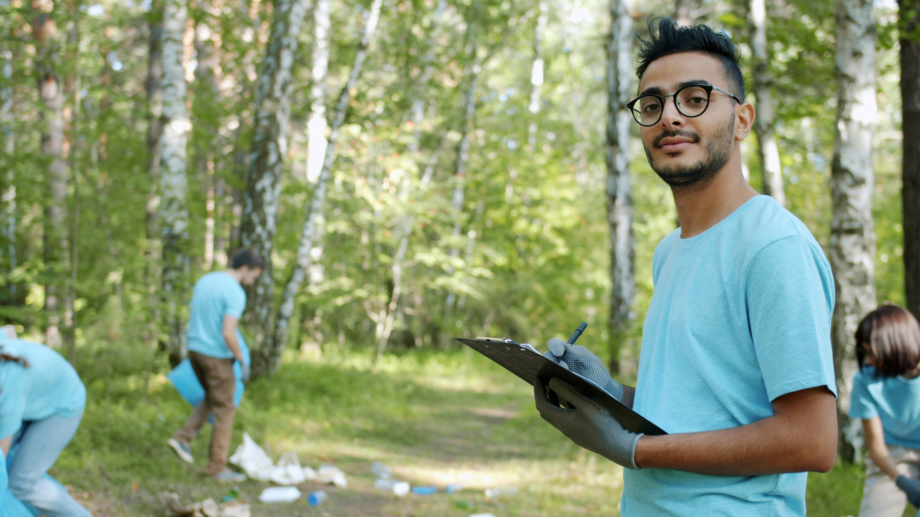 ¿Cómo puede un trabajador de IA apoyar los objetivos ambientales?