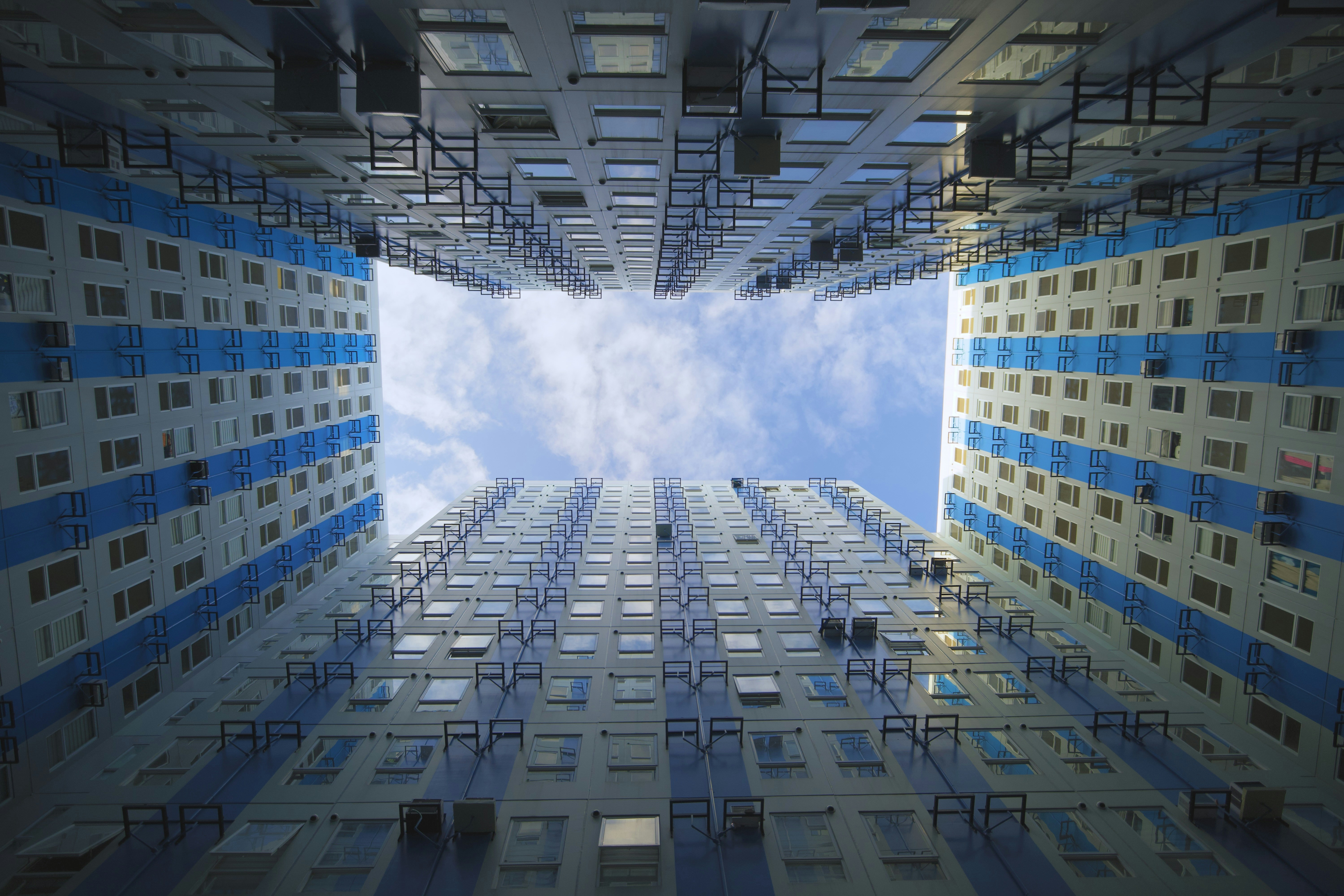 Arquitecturas nativas de la nube para IA: Construyendo sistemas escalables y rentables