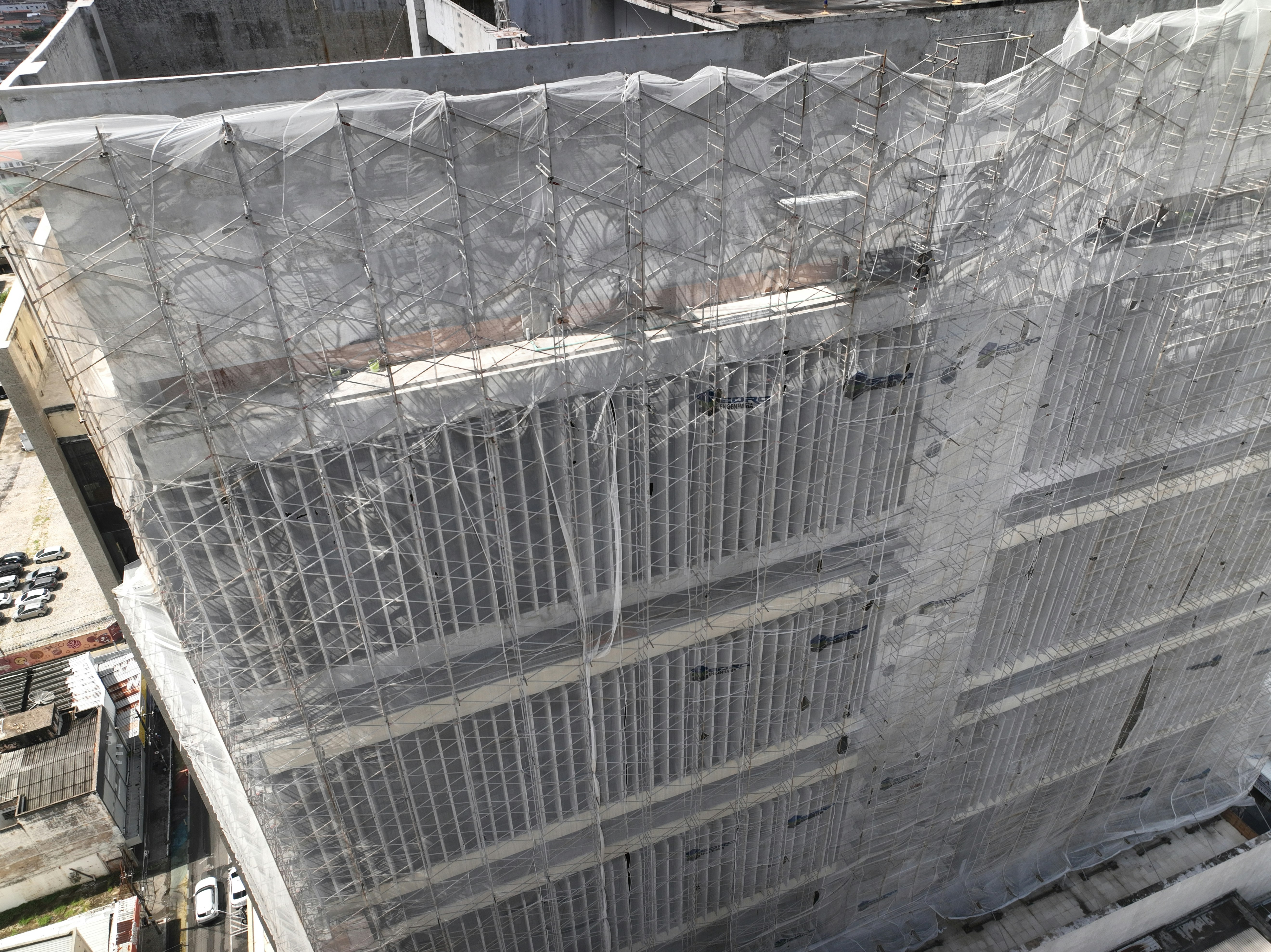 Construyendo en la vida real: De una historia de terror de $50k en AWS a la gobernanza de la inteligencia artificial centrada en el ser humano.