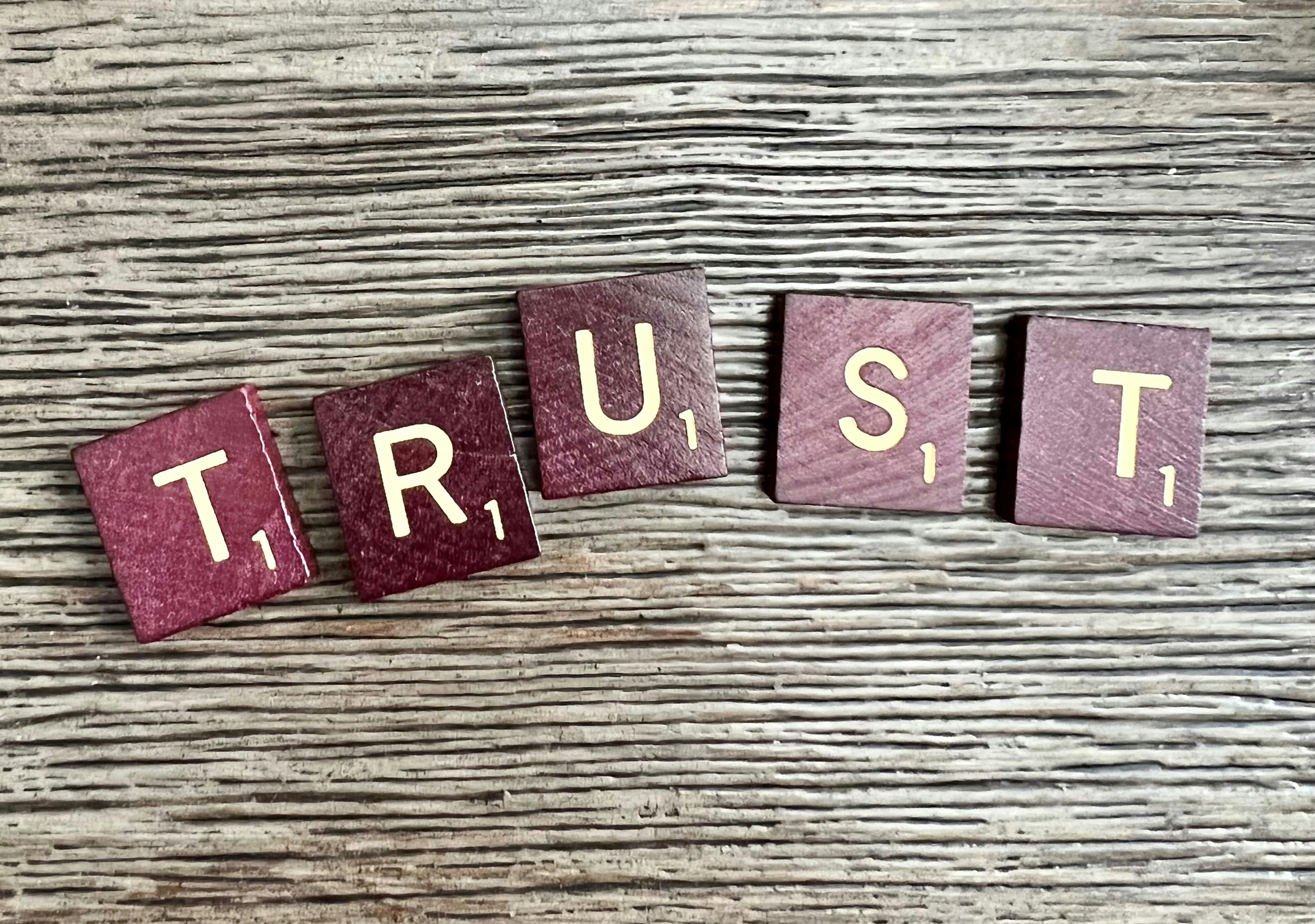 Construyendo confianza en la IA: transparencia, ética y vigilancia humana