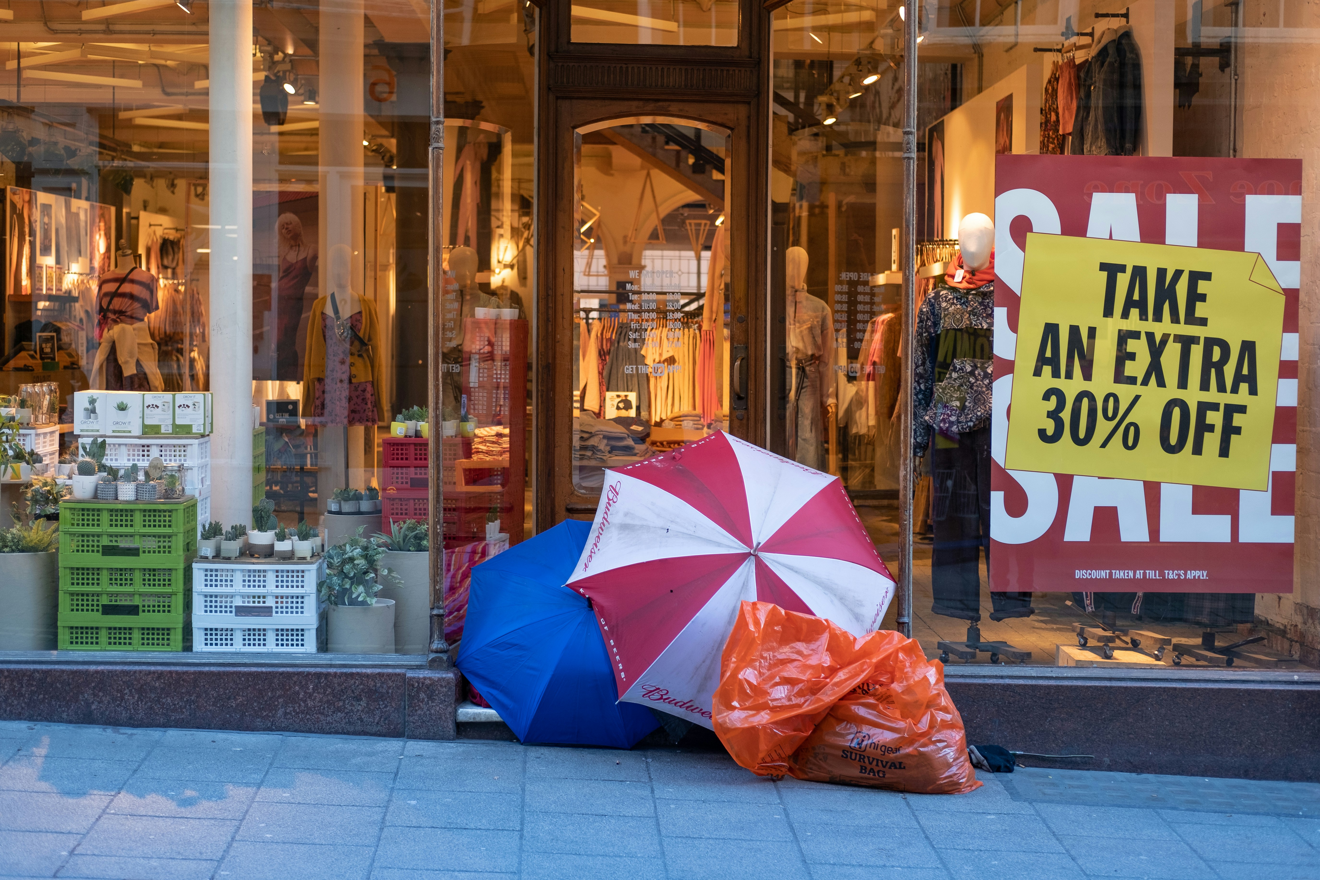 Compradores americanos resistentes están abriendo sus billeteras y gastando