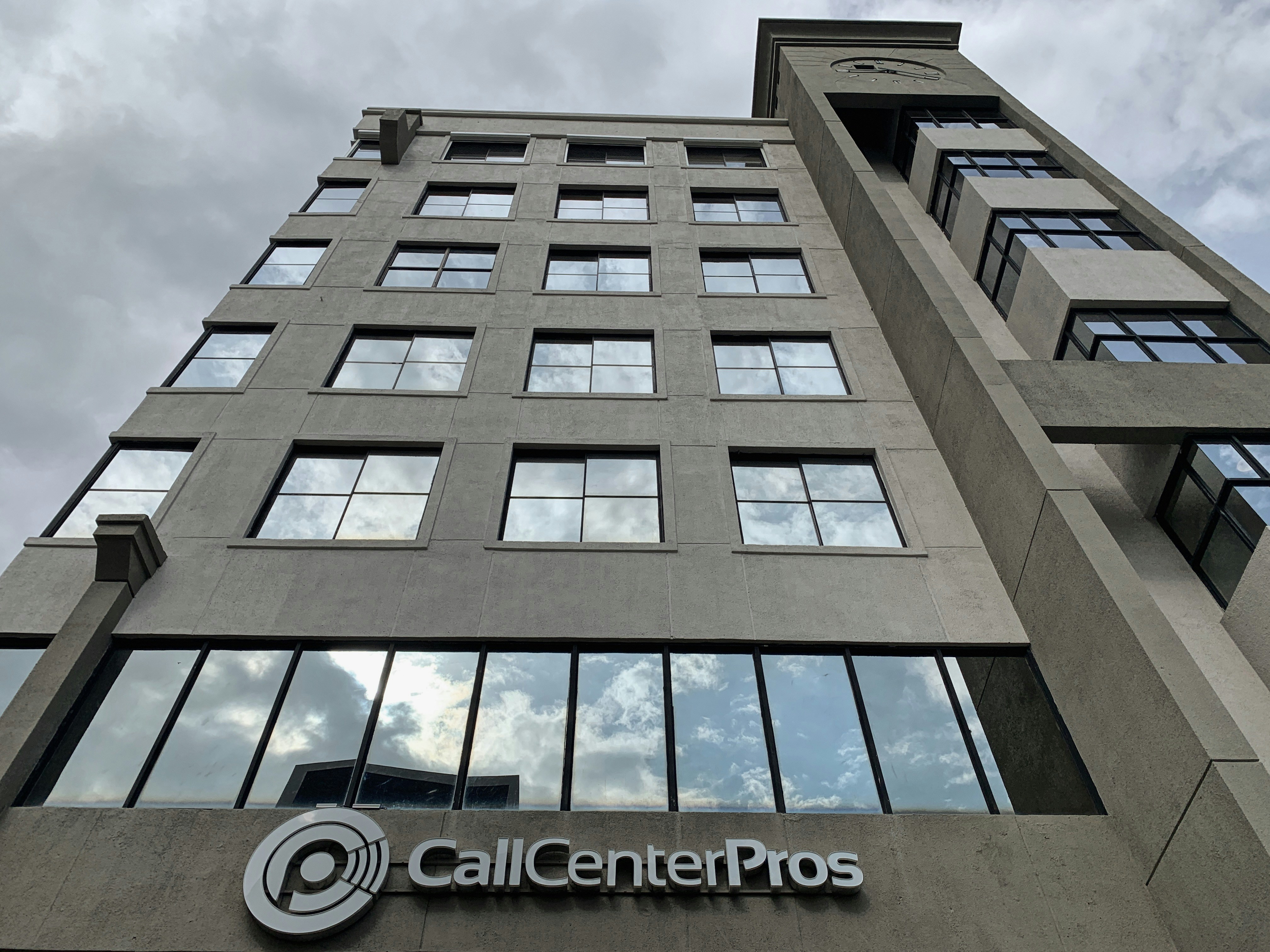 ¿Cumple el contact center con IA las normativas de protección de datos?