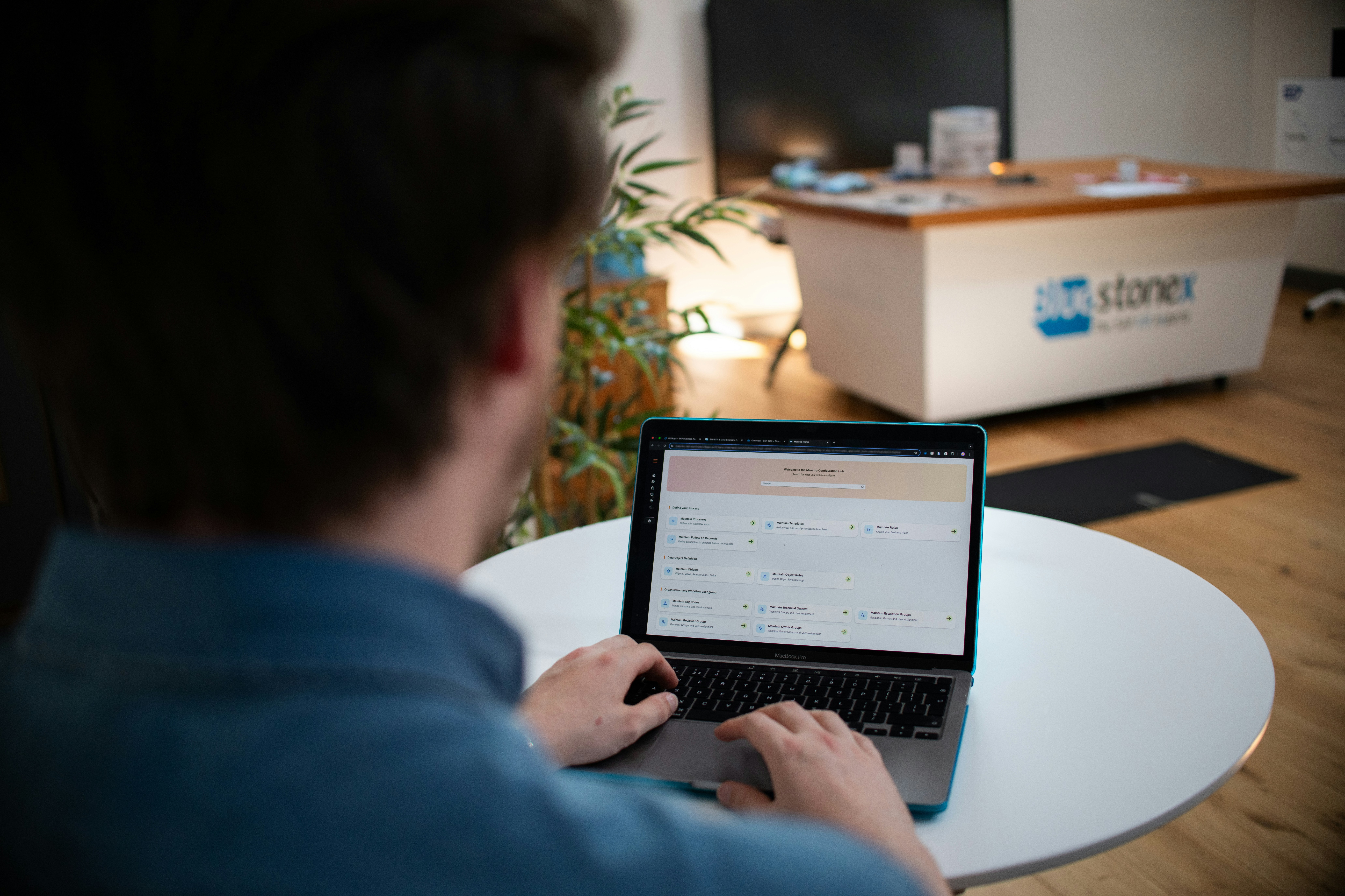 ¿Es compatible un contact center con IA con trabajo remoto o híbrido?