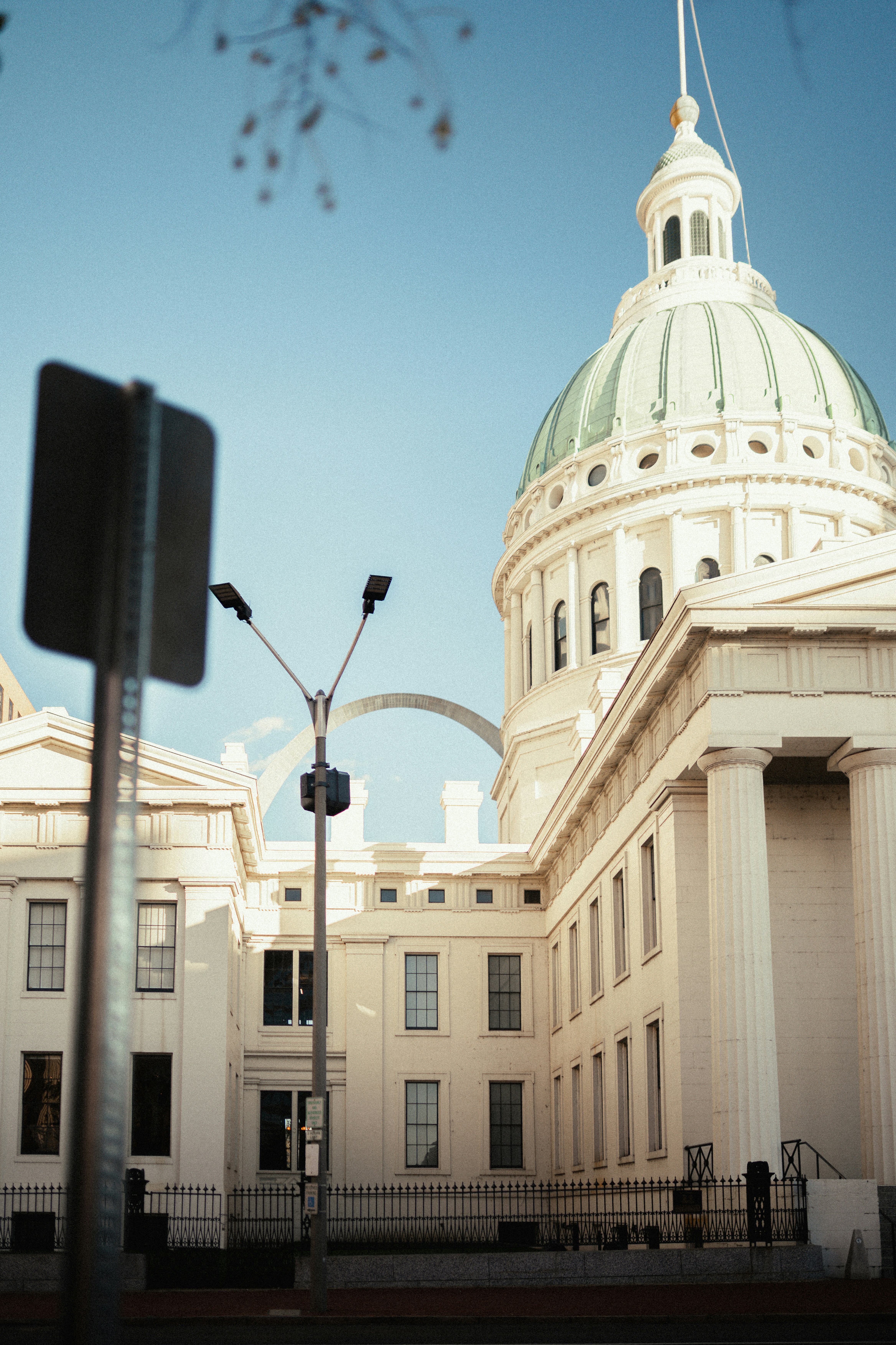 Por qué contratar a un abogado de multas de tráfico de Missouri protege tu historial de manejo