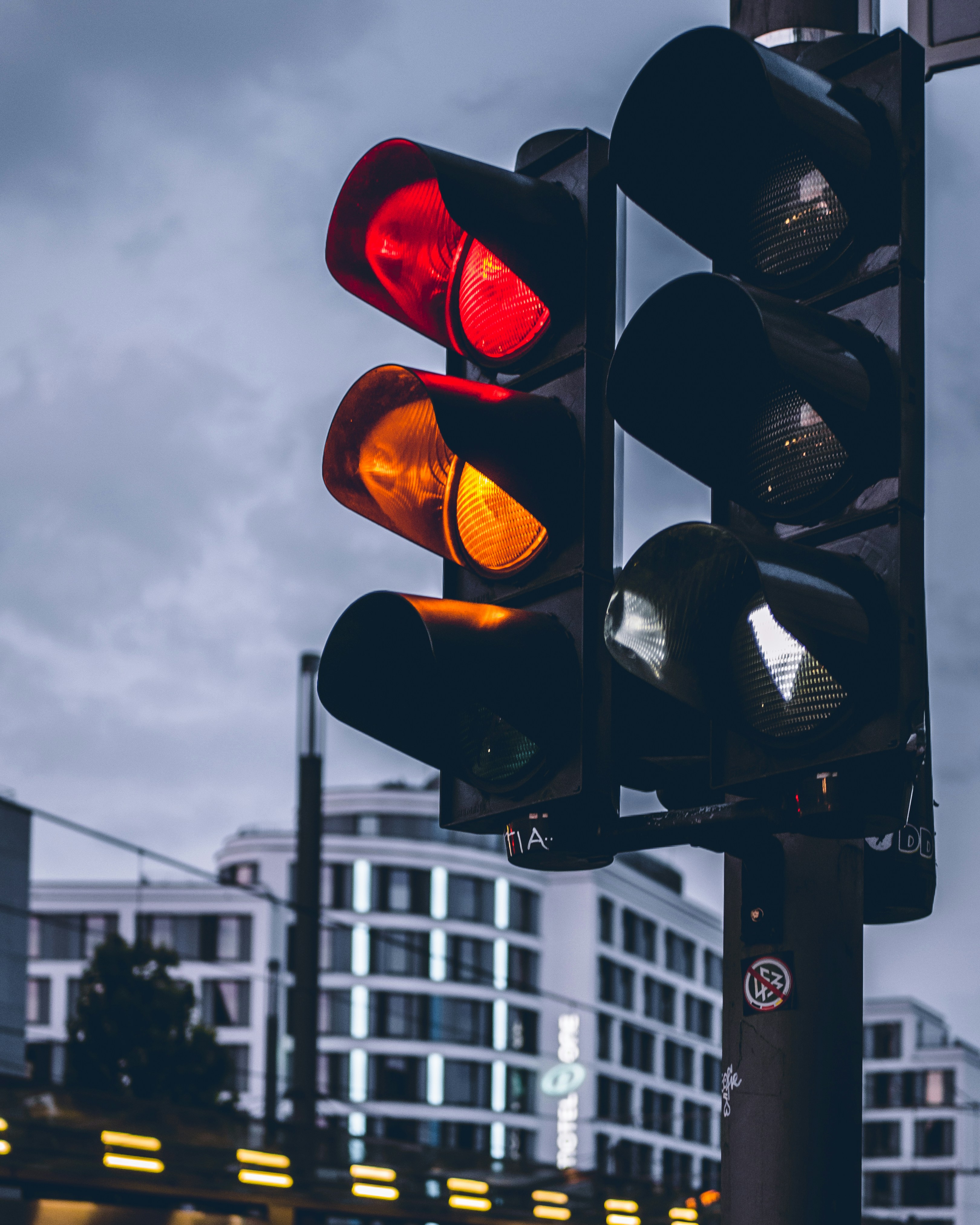 Control adaptativo de semáforos con inferencia activa en entornos IoT ruidosos
