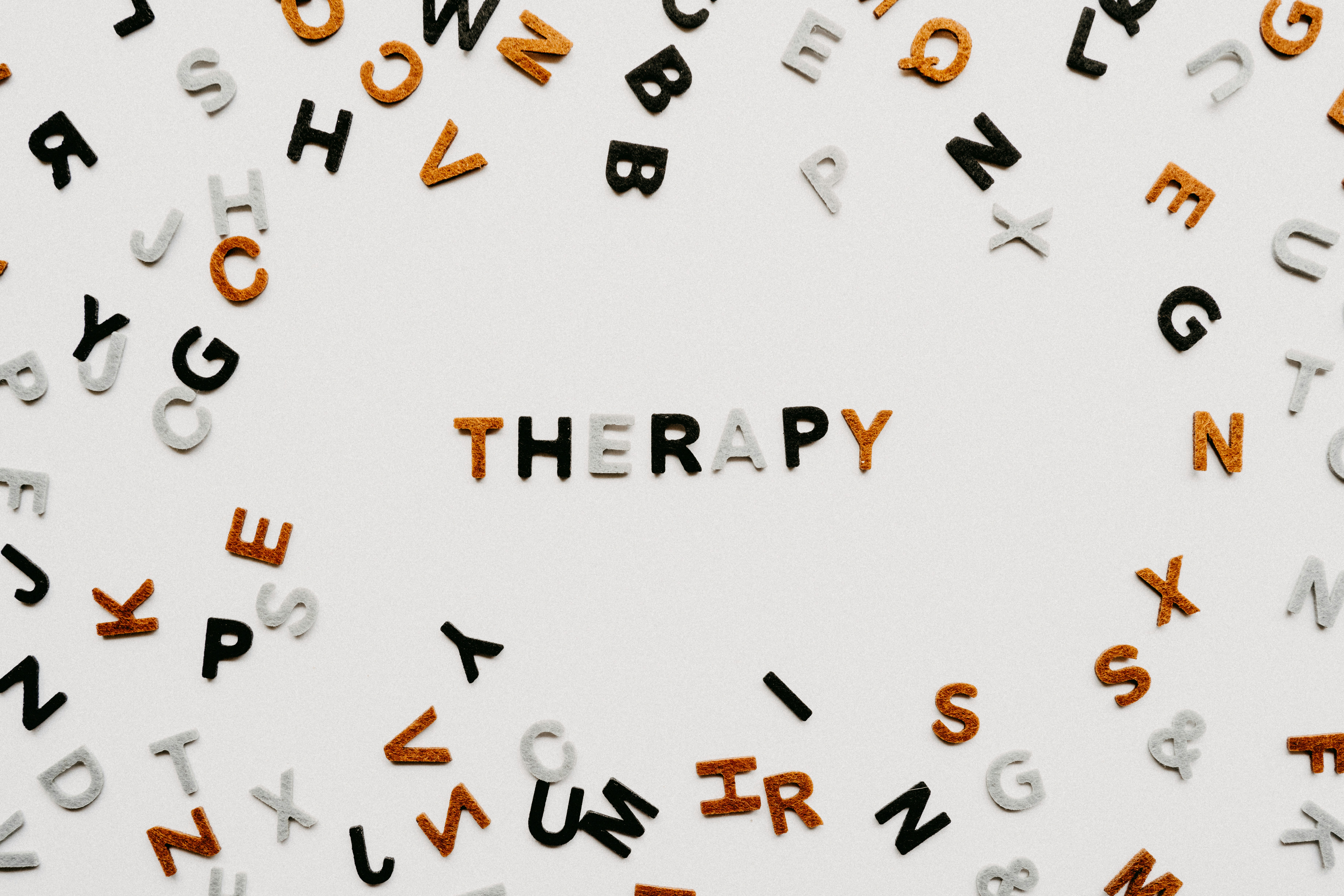 Control emocional en guiones narrativos con IA para terapia artística