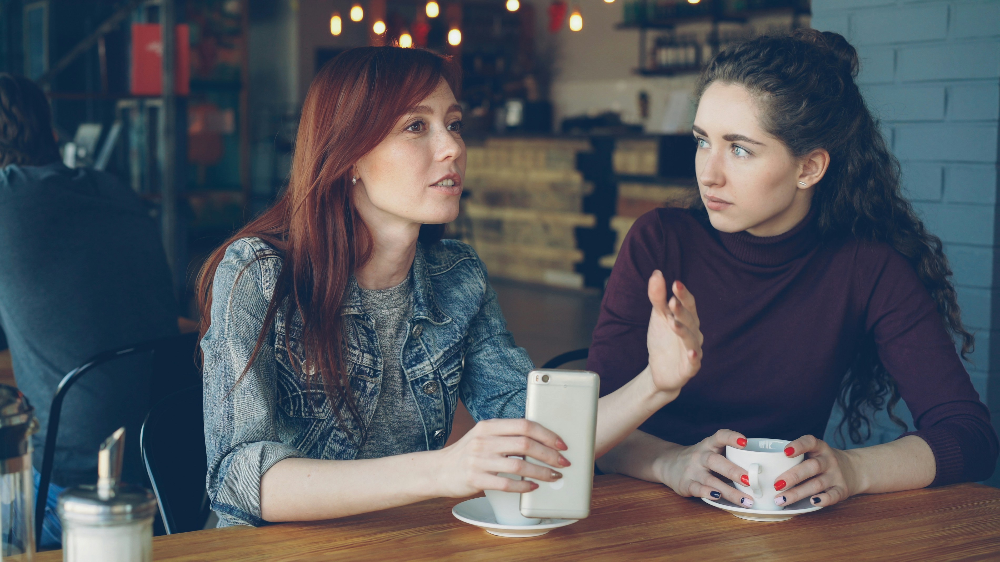 ¡Deja de escucharme! Cómo las conversaciones de múltiples turnos pueden degradar la fiabilidad de los LLM