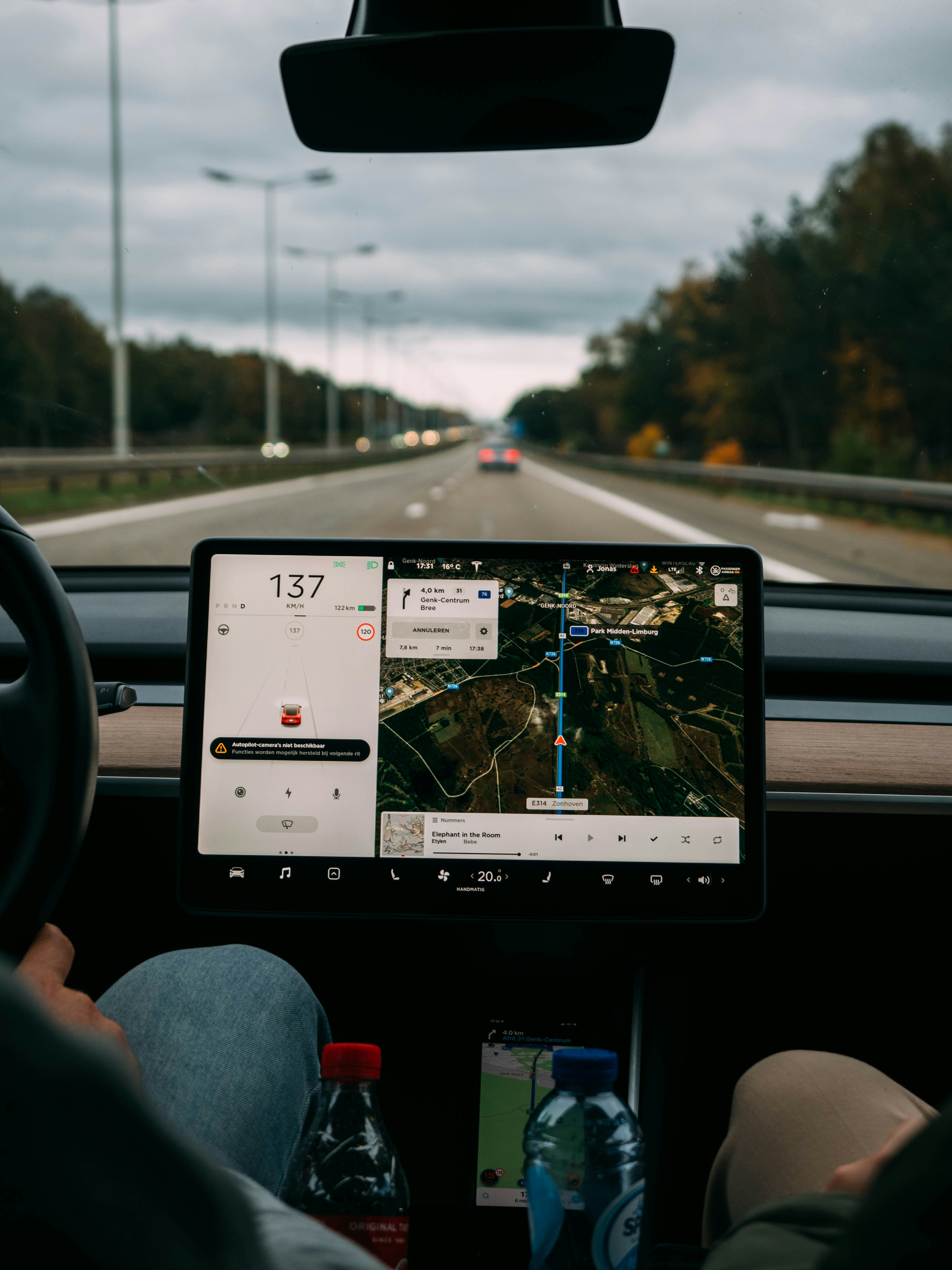 De puntos GPS a patrones de viaje: Generación flexible y semántica de trayectorias con LLMs