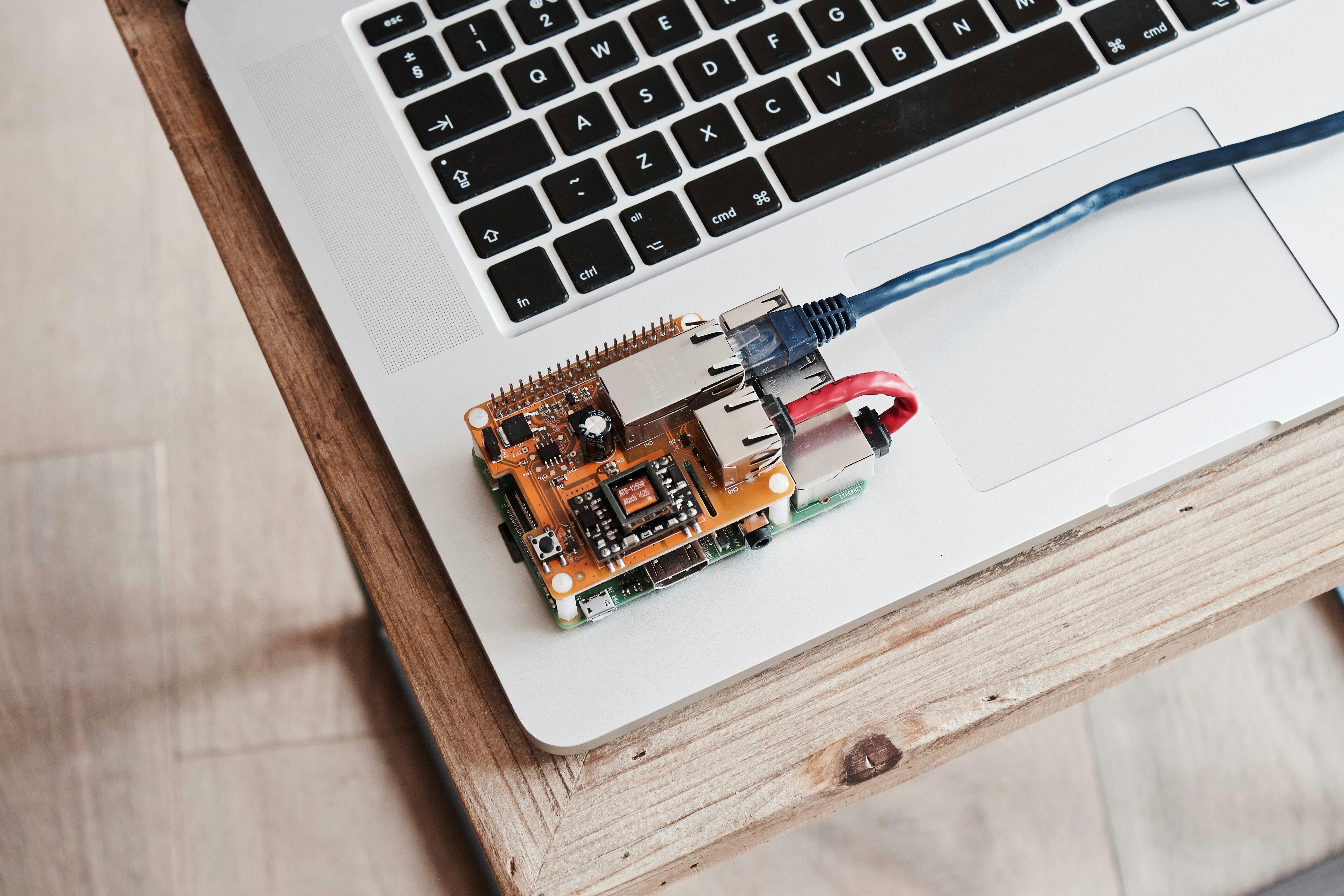 Aficionado transforma una Raspberry Pi en una laptop DIY con temática de Alien