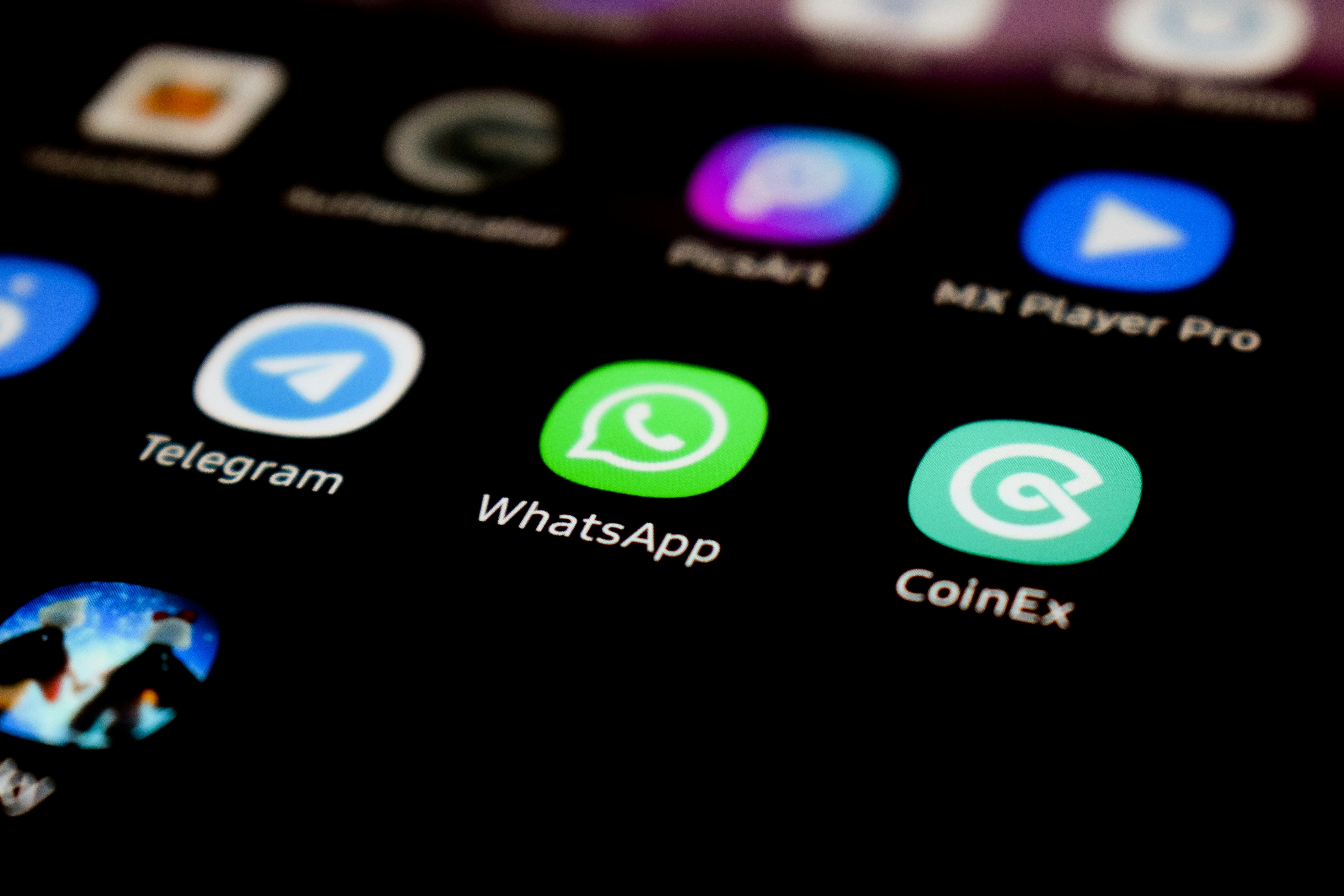 Corte estadounidense ordena a la compañía de espionaje NSO detener el blanco de WhatsApp