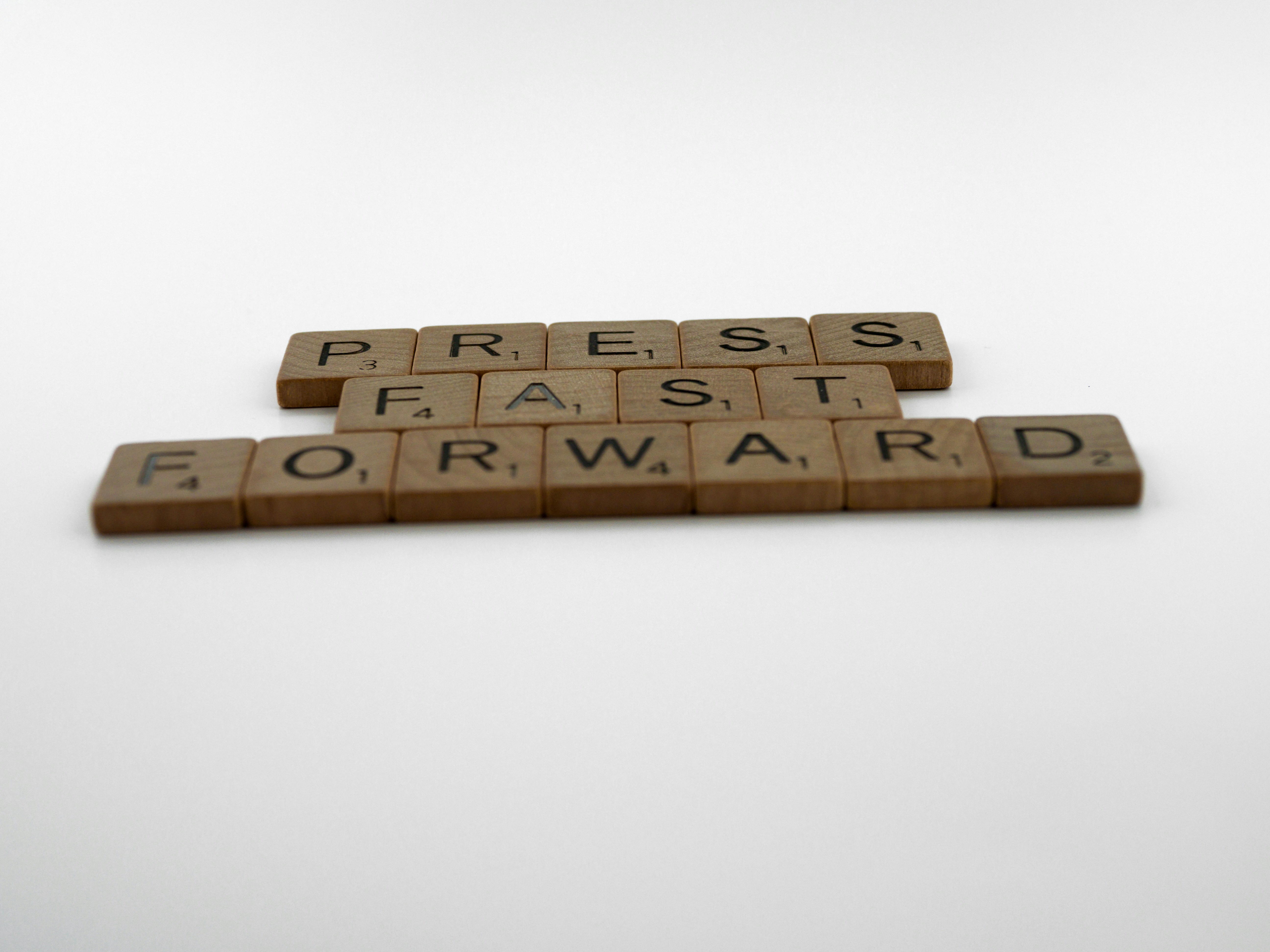 Bondad consciente de la covarianza para el aprendizaje Forward-Forward escalable