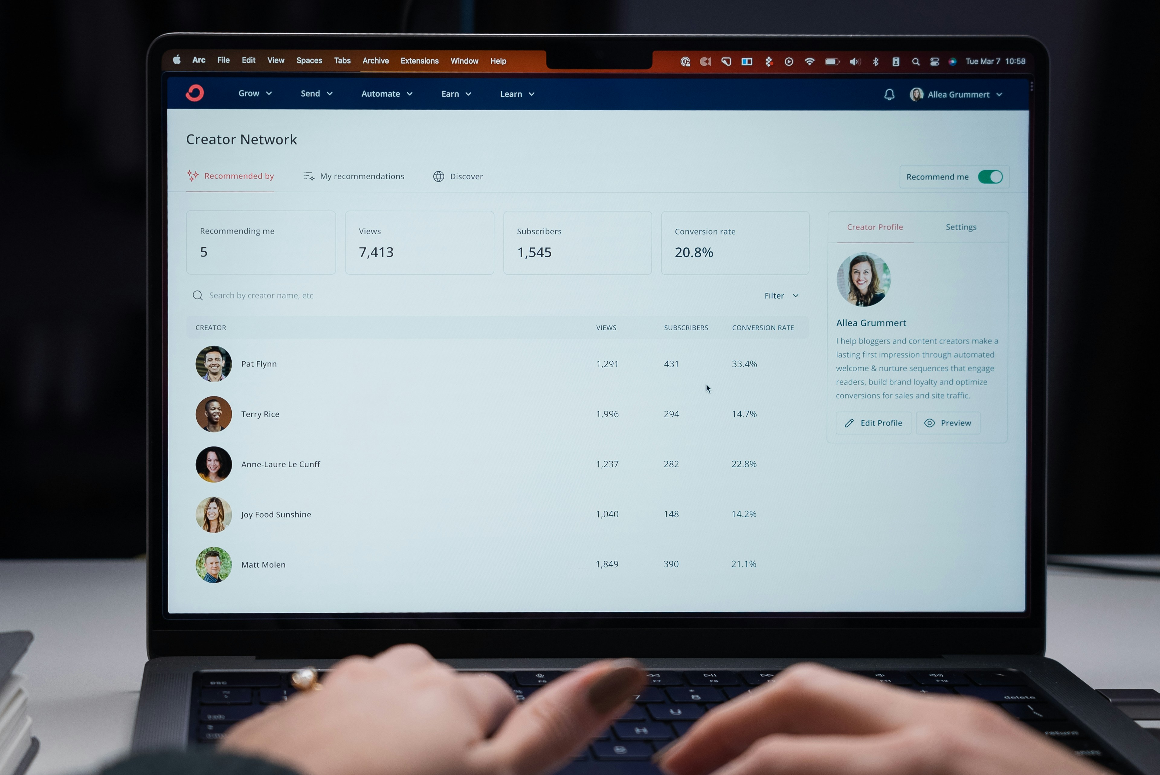 ¿Es la aplicación de informes personalizados compatible con los modelos de trabajo remoto o híbrido?
