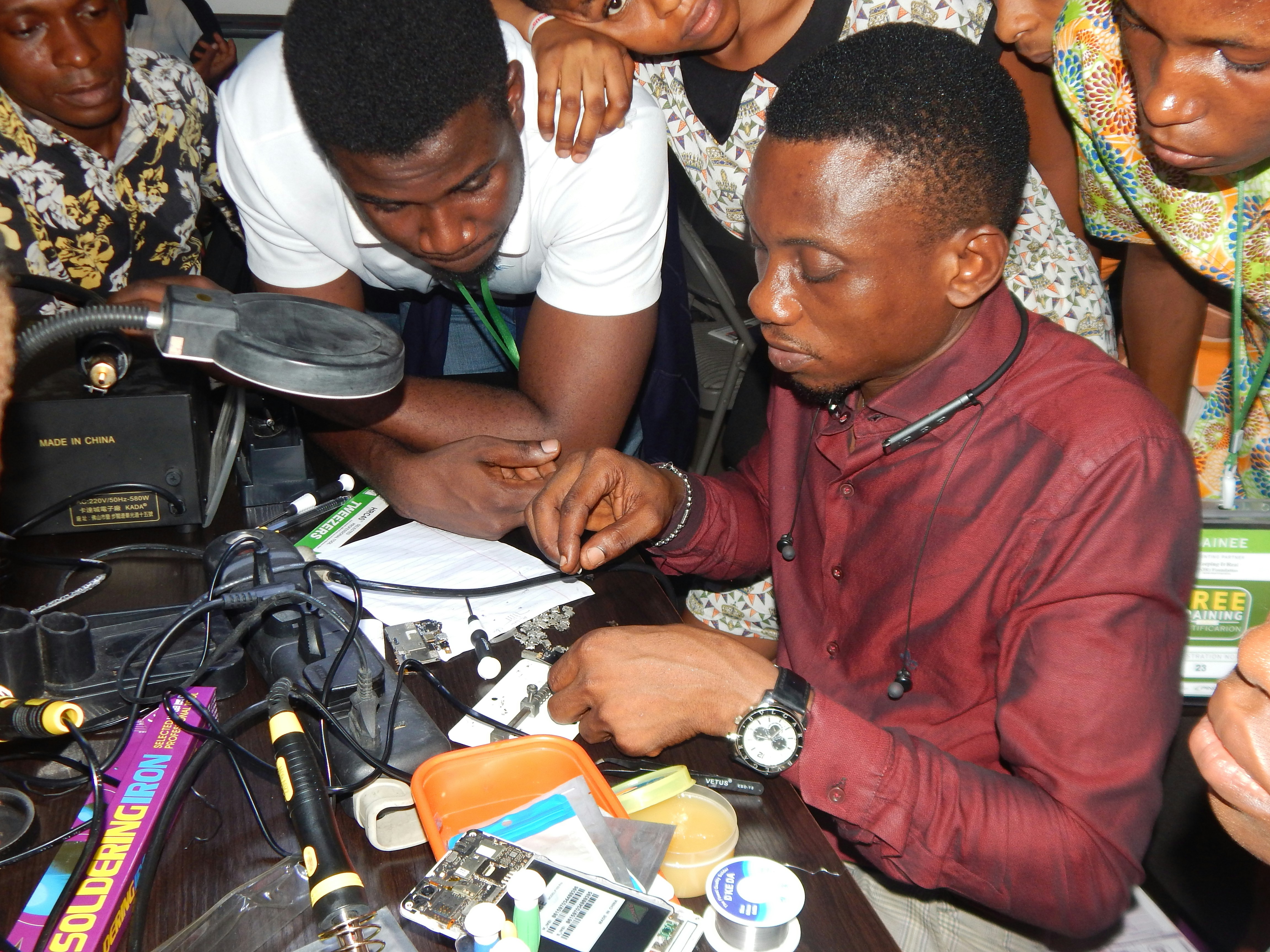 El emprendimiento que está creando conjuntos científicos para jóvenes africanos