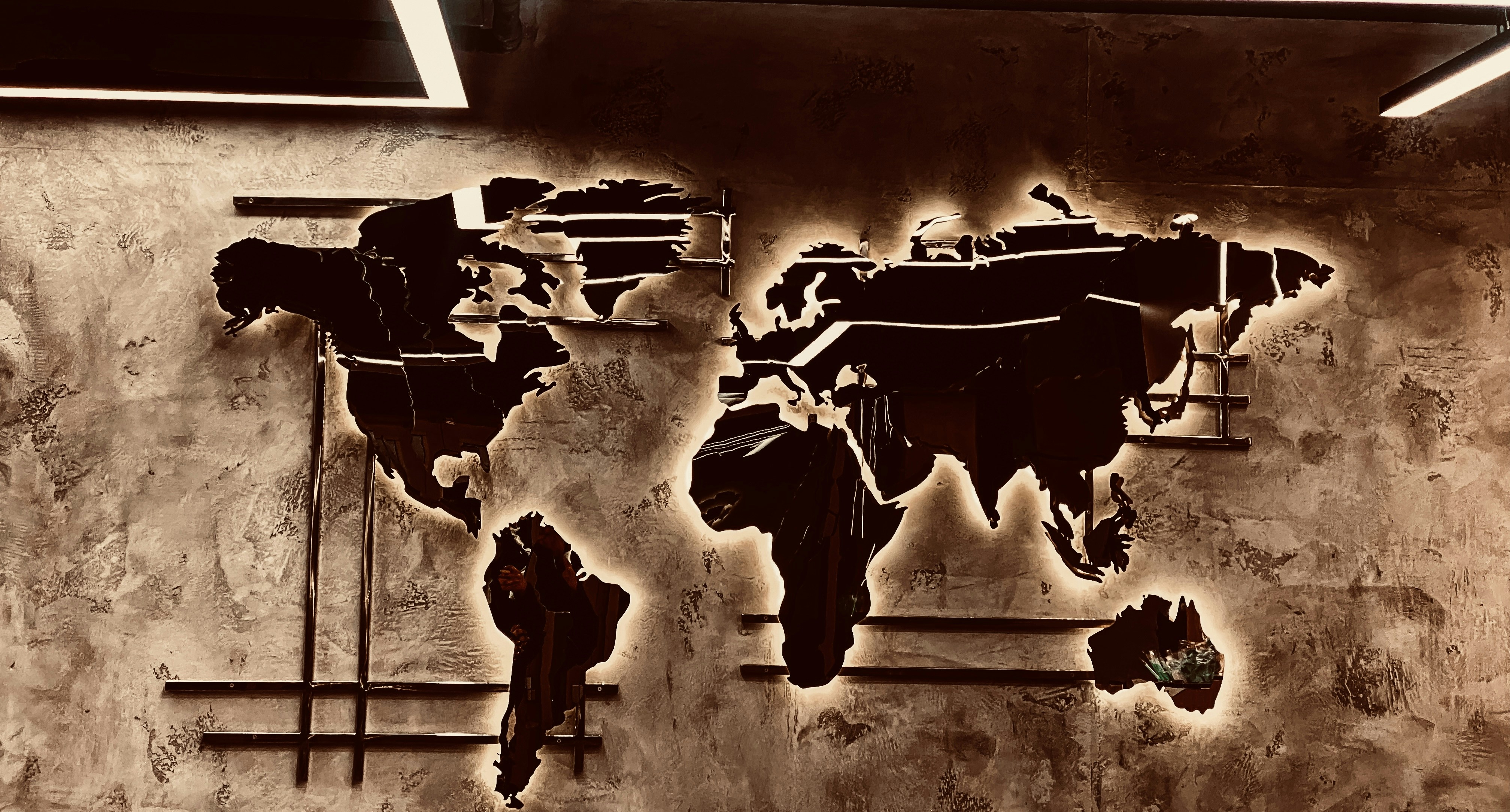 <trad> Fuerza laboral mundial se triplica antropocénica ante la creciente demanda extranjera
  (Traducción del título original al español)

Anthropic refers to something related to human beings or caused by humans. Here, it means that the global workforce is tripling due to a rising demand overseas, which could be related to increased globalization, economic growth in other countries, or some other factor causing an increase in demand for labor from abroad. The phrase "anthropic to" suggests a causal relationship between the anthropogenic factors and the tripling of the global workforce.