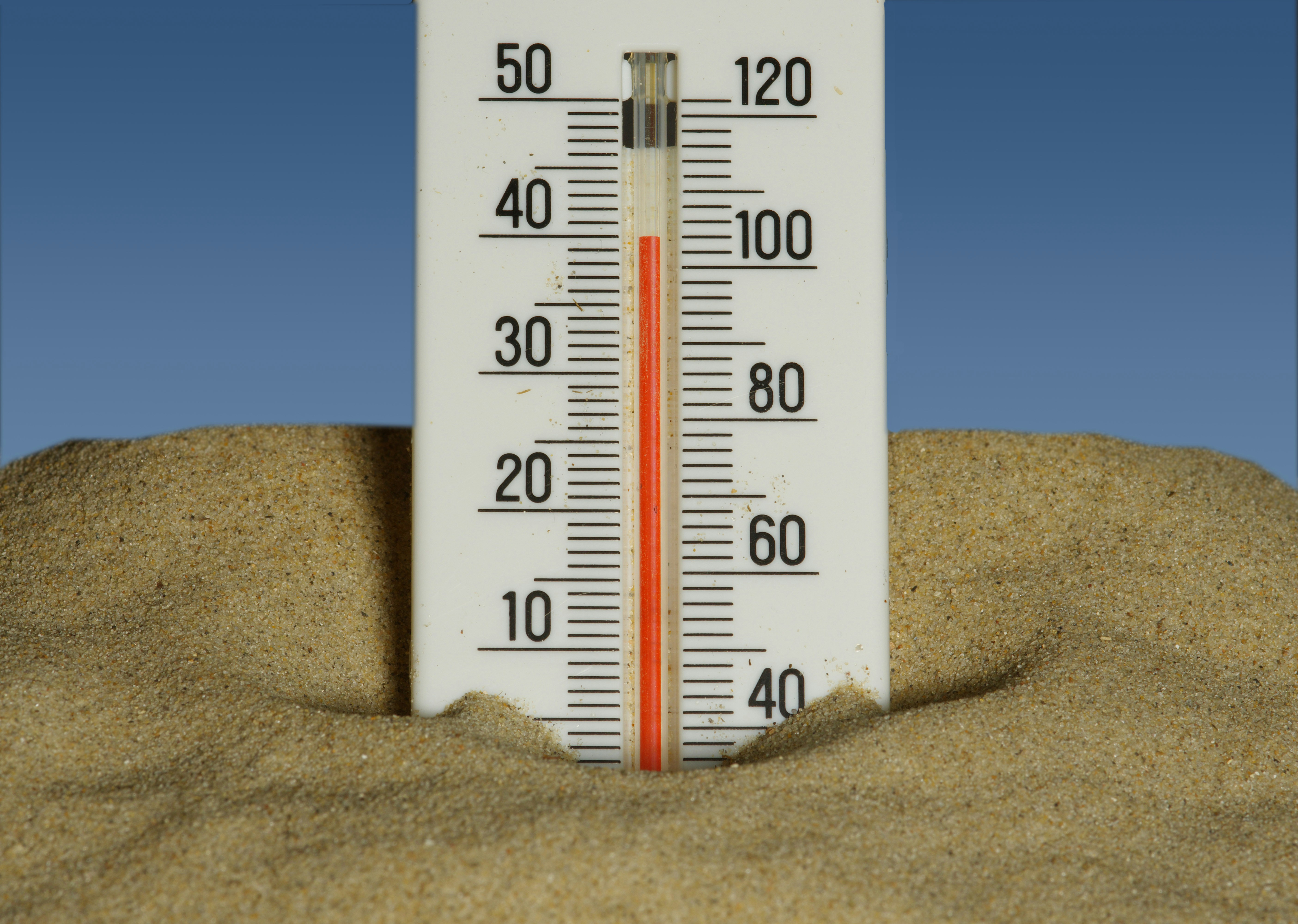 Criticalidad generativa en el escalado de temperatura de LLMs