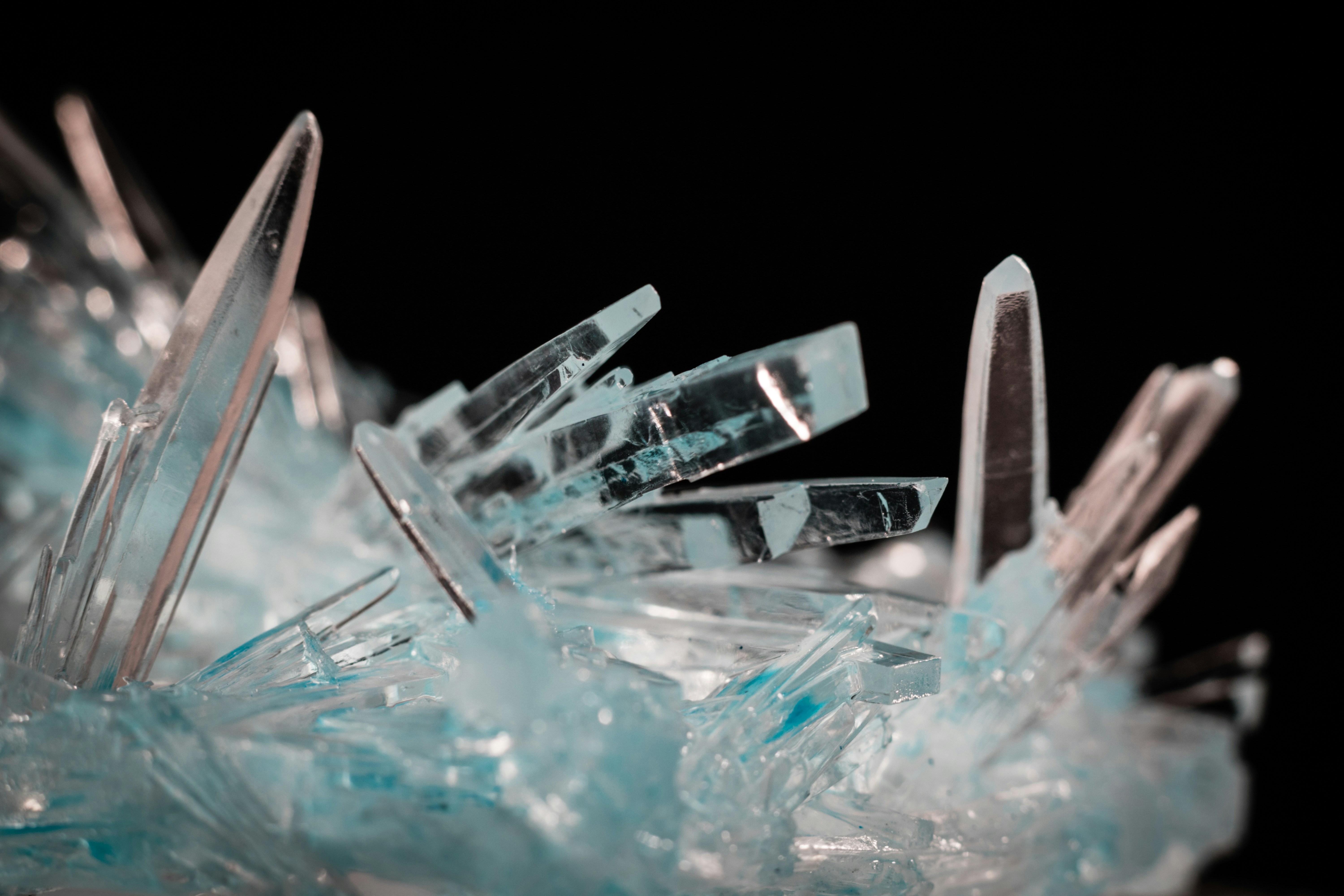 CrystalReasoner: Razonamiento y RL para la Generación de Estructuras Cristalinas Condicionadas por Propiedades