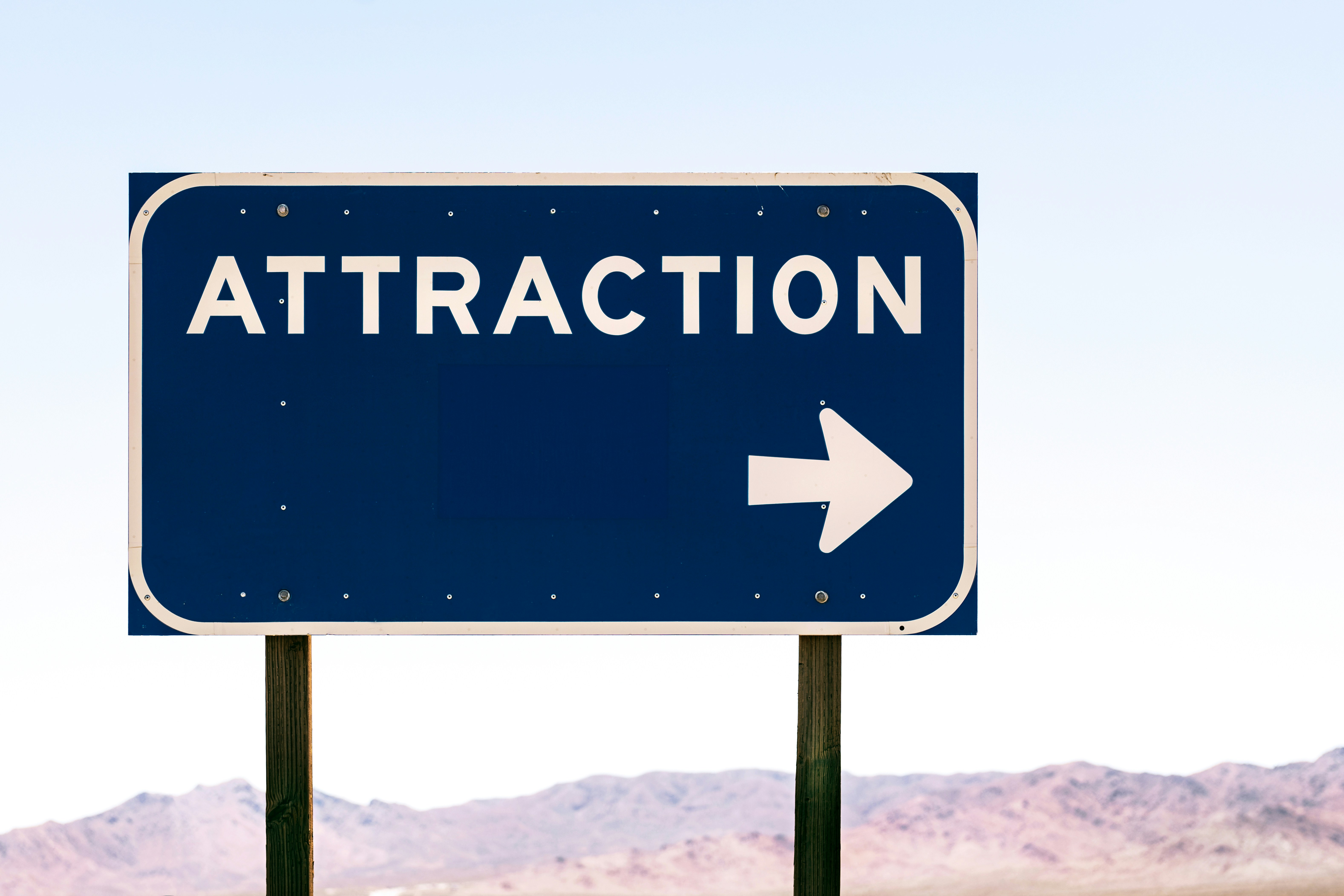 Cuando el RAG perjudica: distracción atencional en LVLMs