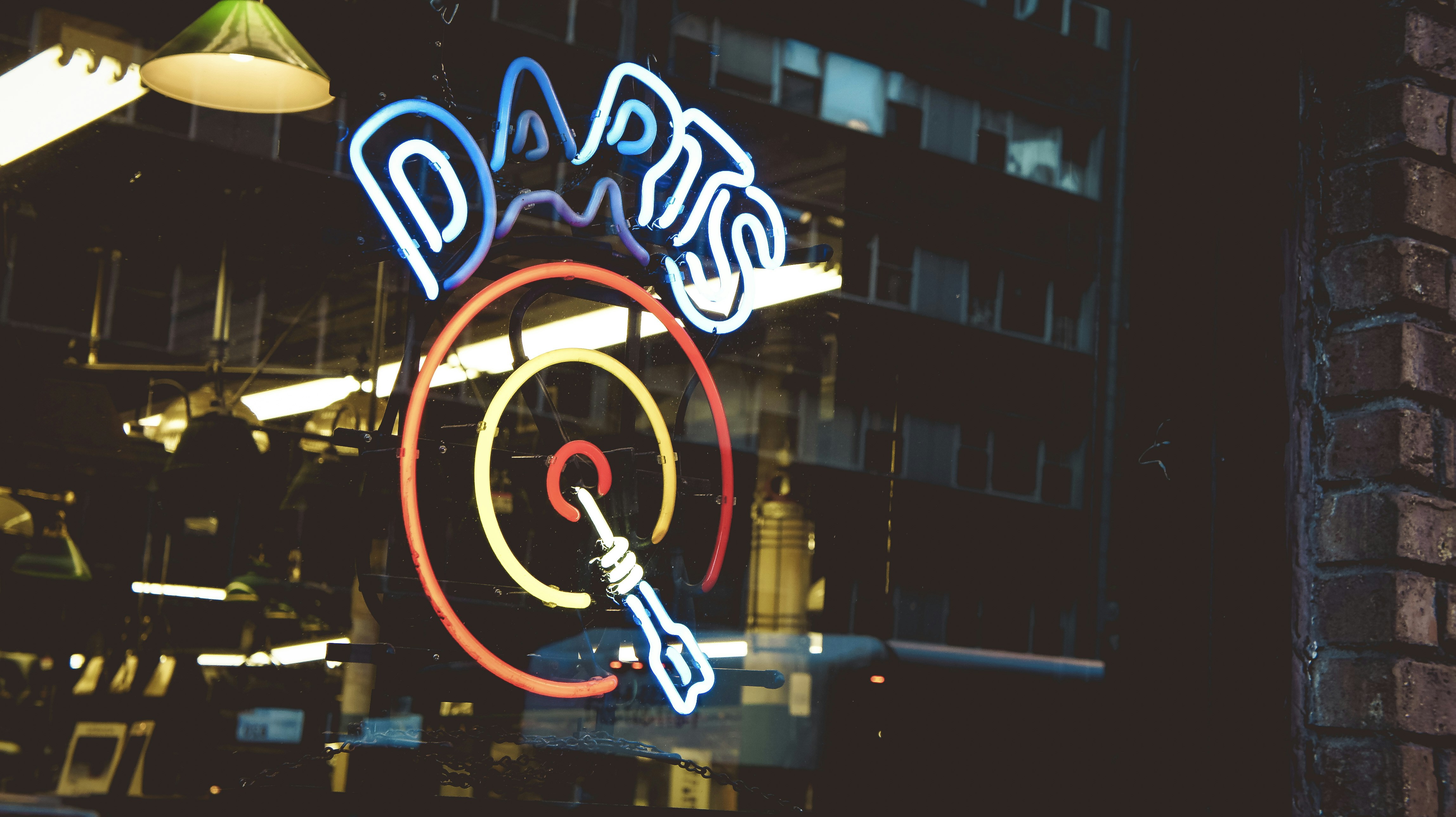 DARTS: Apuntando a Covariables Pronósticas en Experimentos Secuenciales con Restricción Presupuestaria
