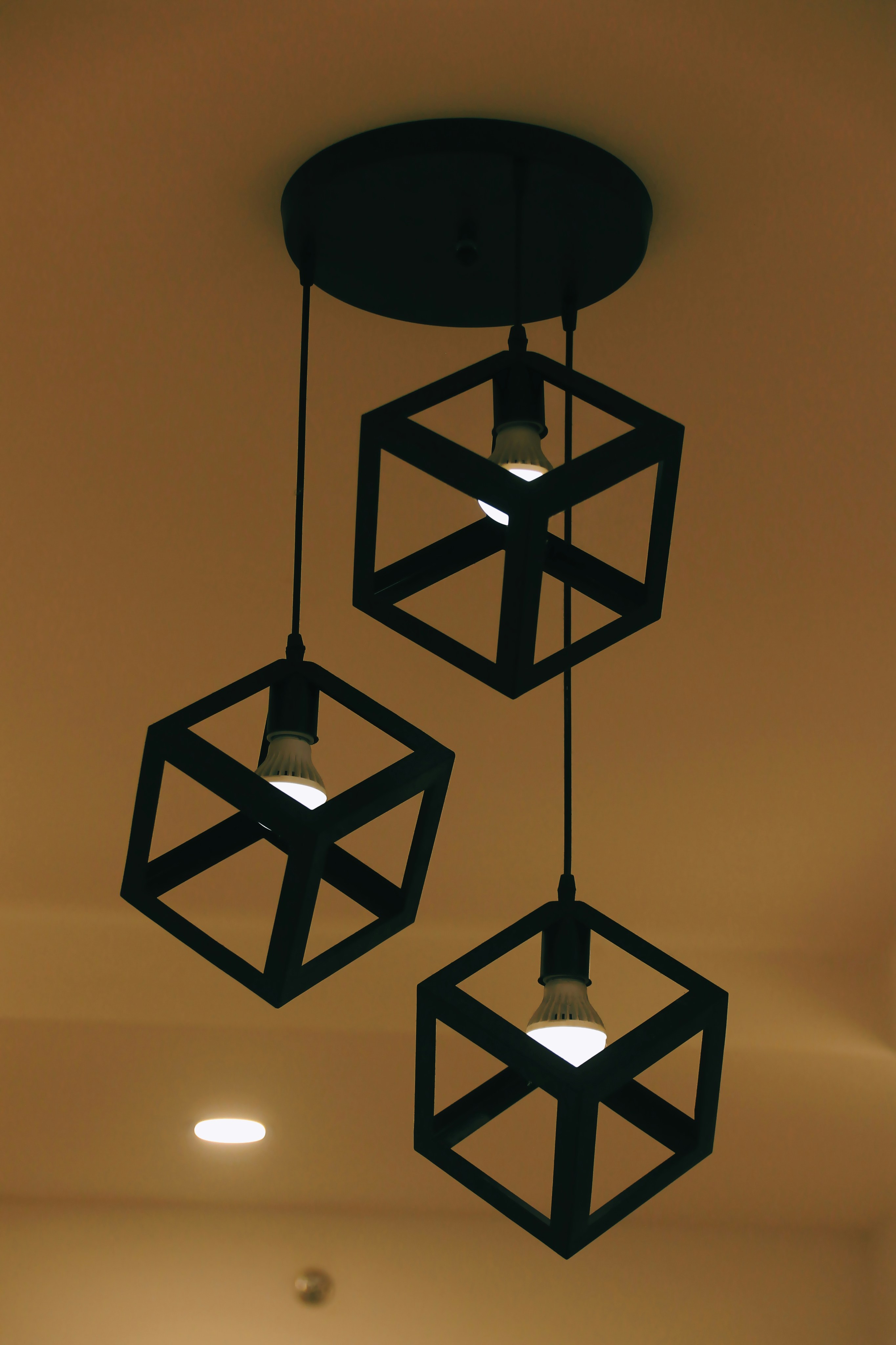 Elegantes y modernos candelabros negros para cada espacio