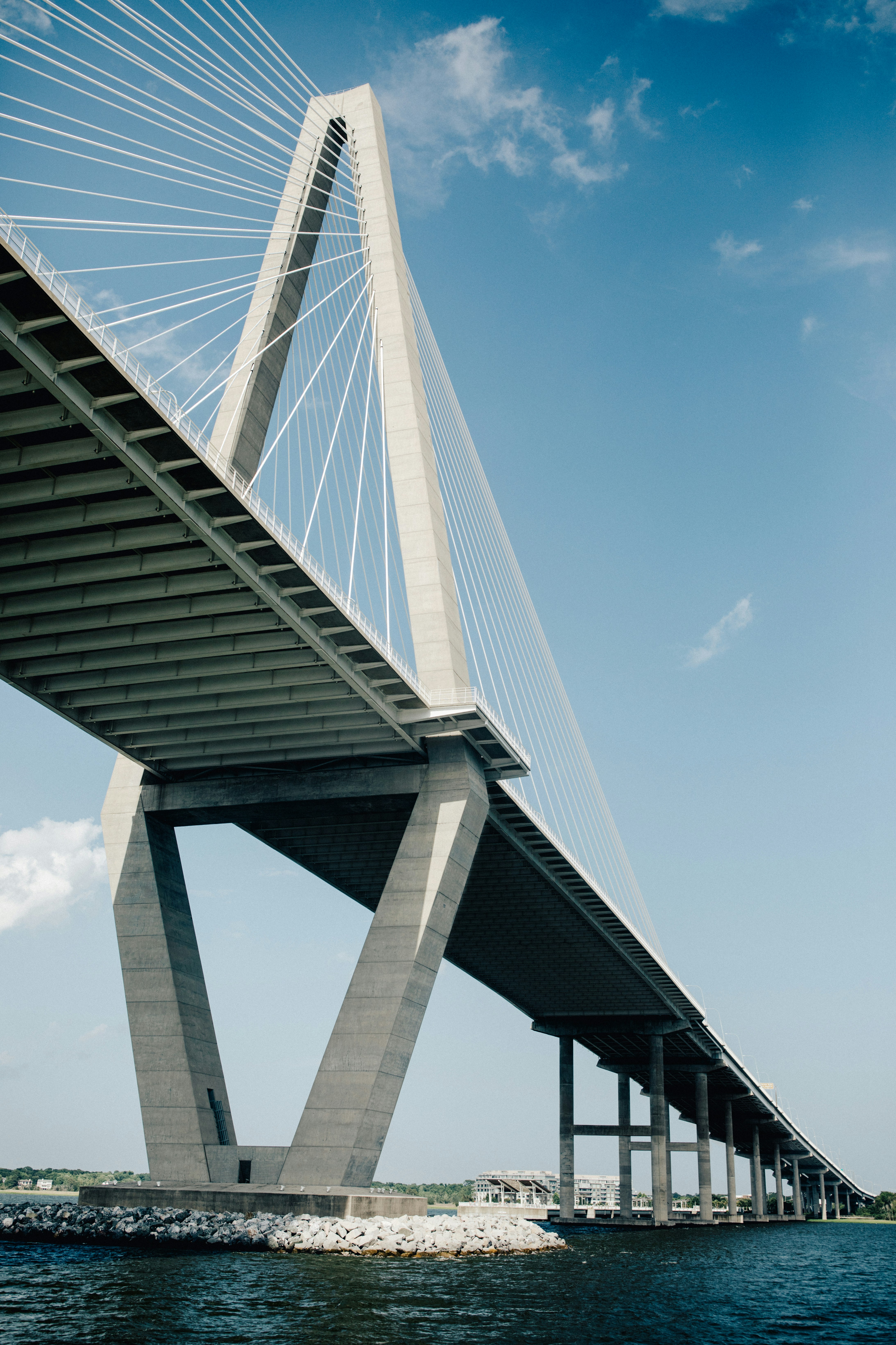 Aprendizaje de operadores profundos adaptativo para puentes de gran luz