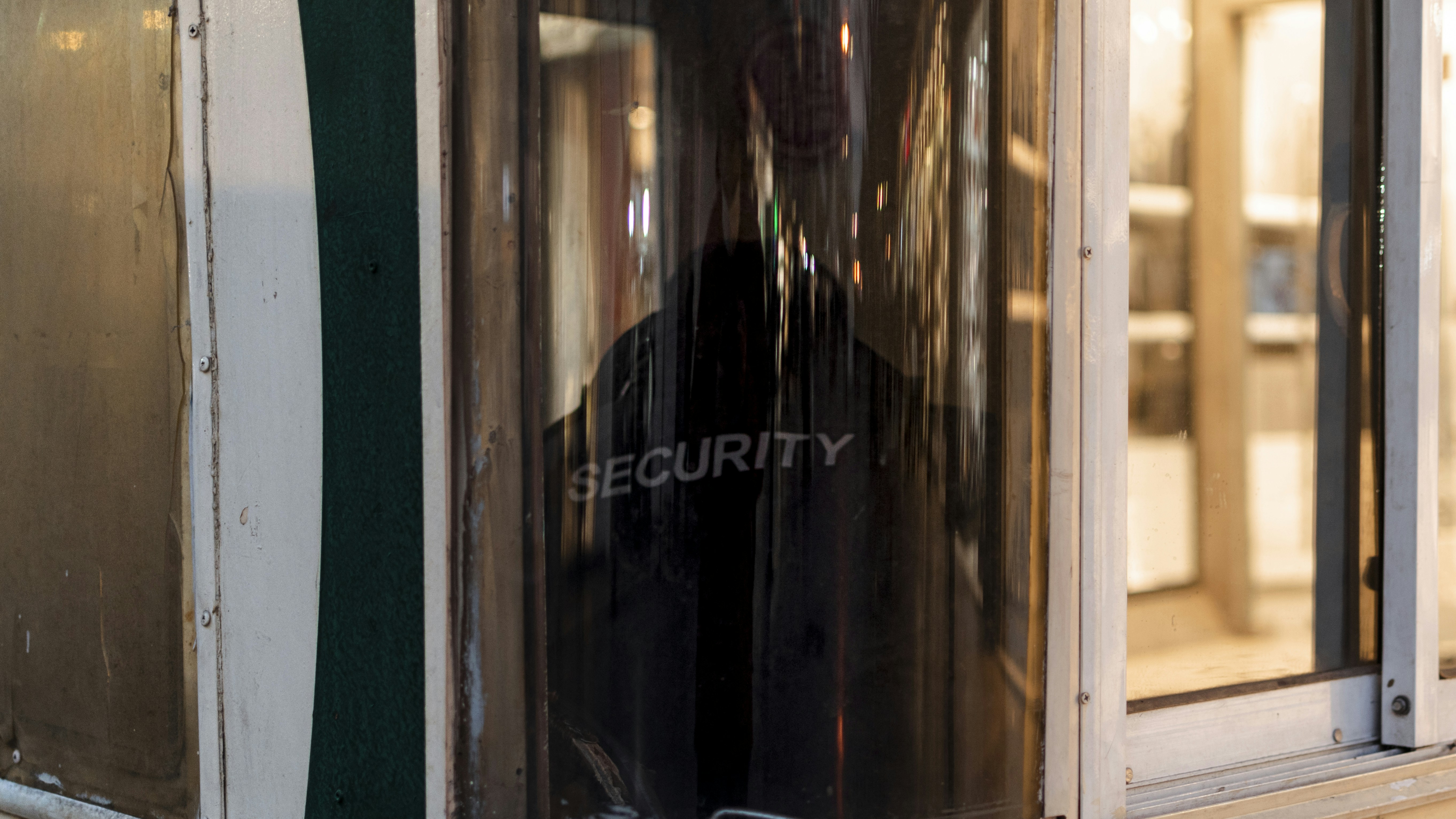 De diagnóstico interno a auditoría externa: defensa contra backdoors con VLM